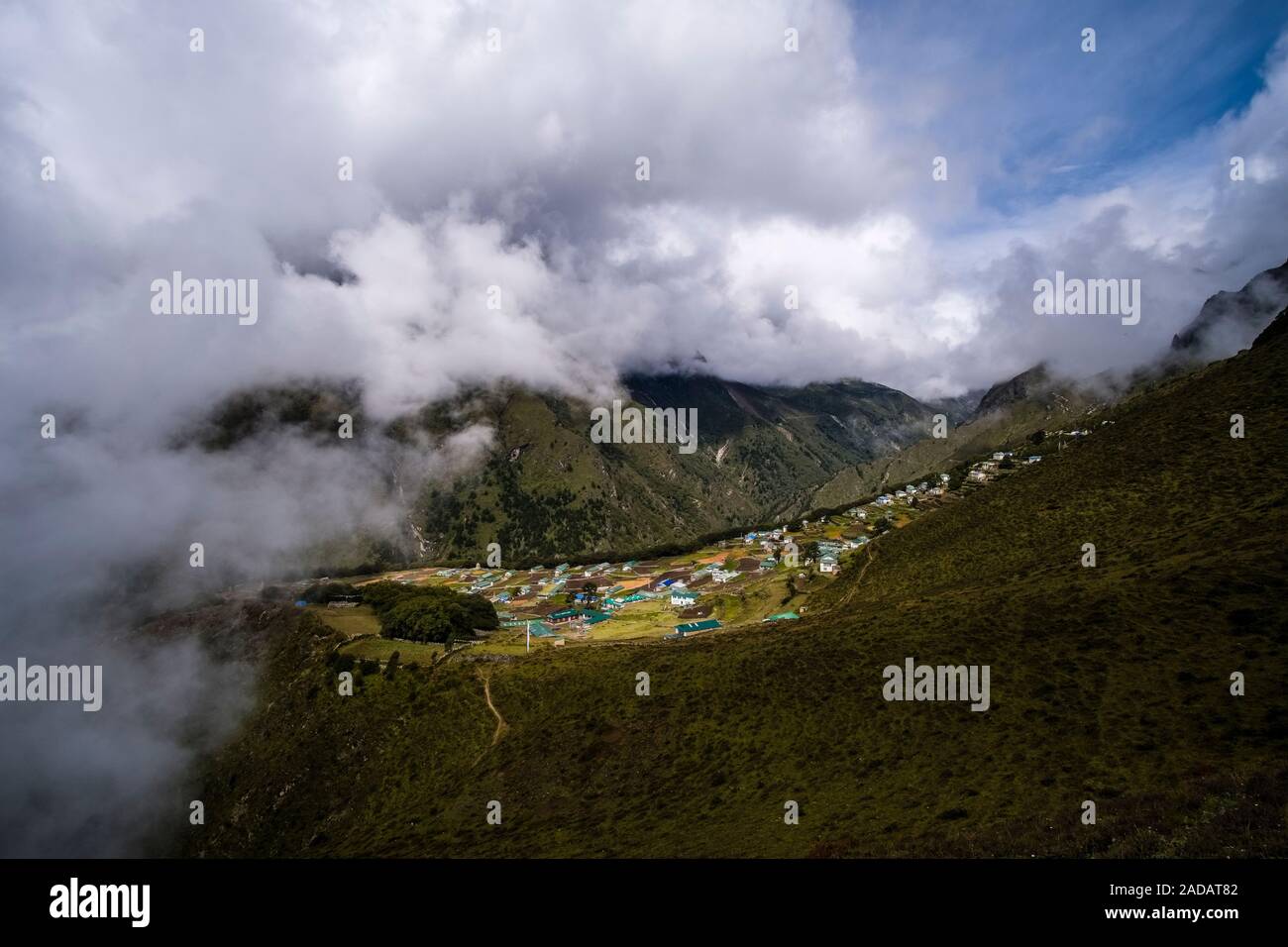 Vista aerea sul villaggio e campi circostanti, monsone di nuvole che si muovono in Foto Stock