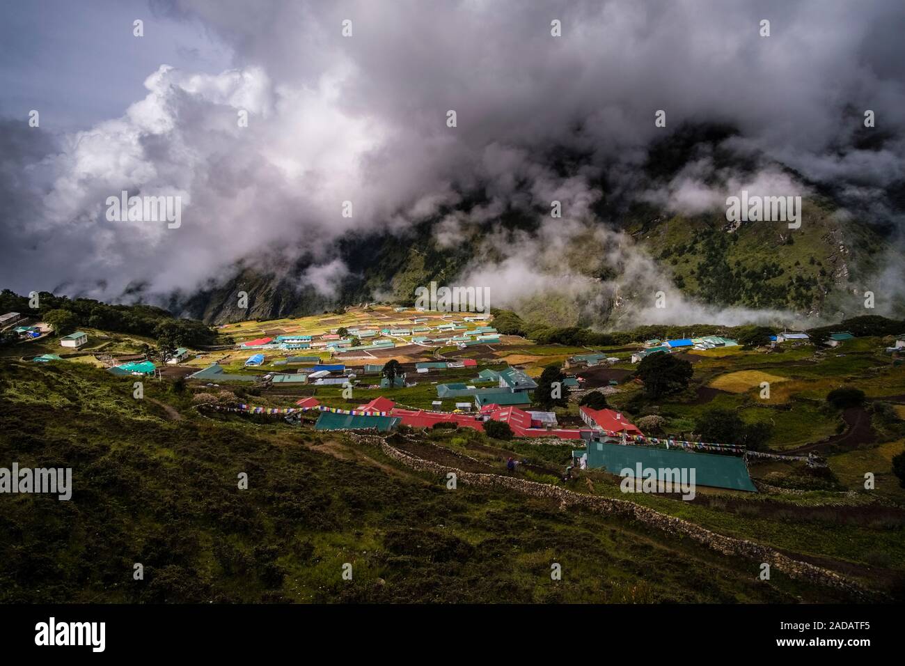 Vista aerea sul villaggio e campi circostanti, monsone di nuvole che si muovono in Foto Stock