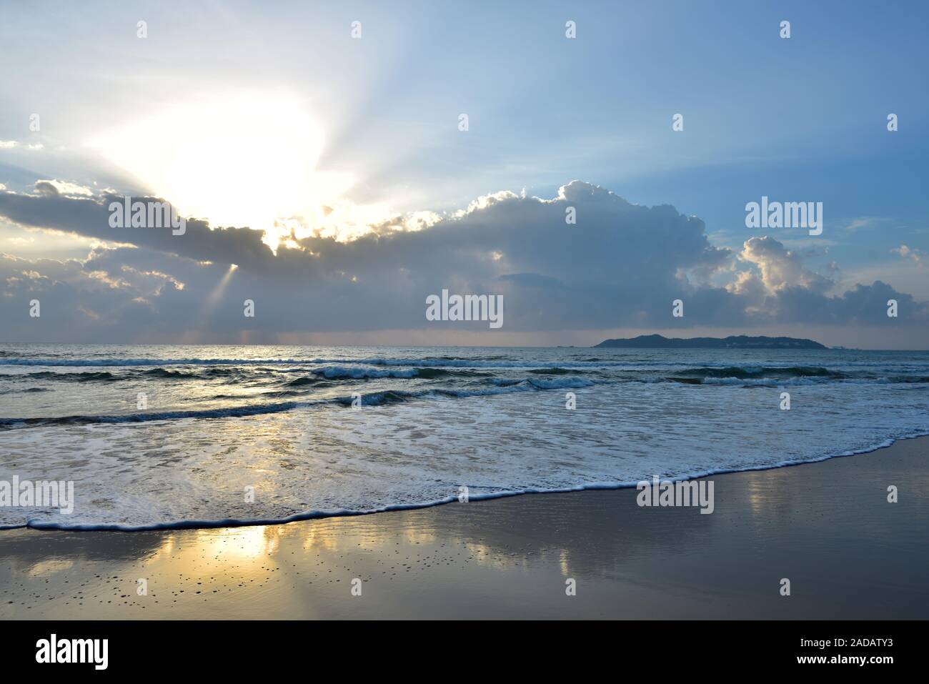 Bellissimo tramonto sul mare Foto Stock