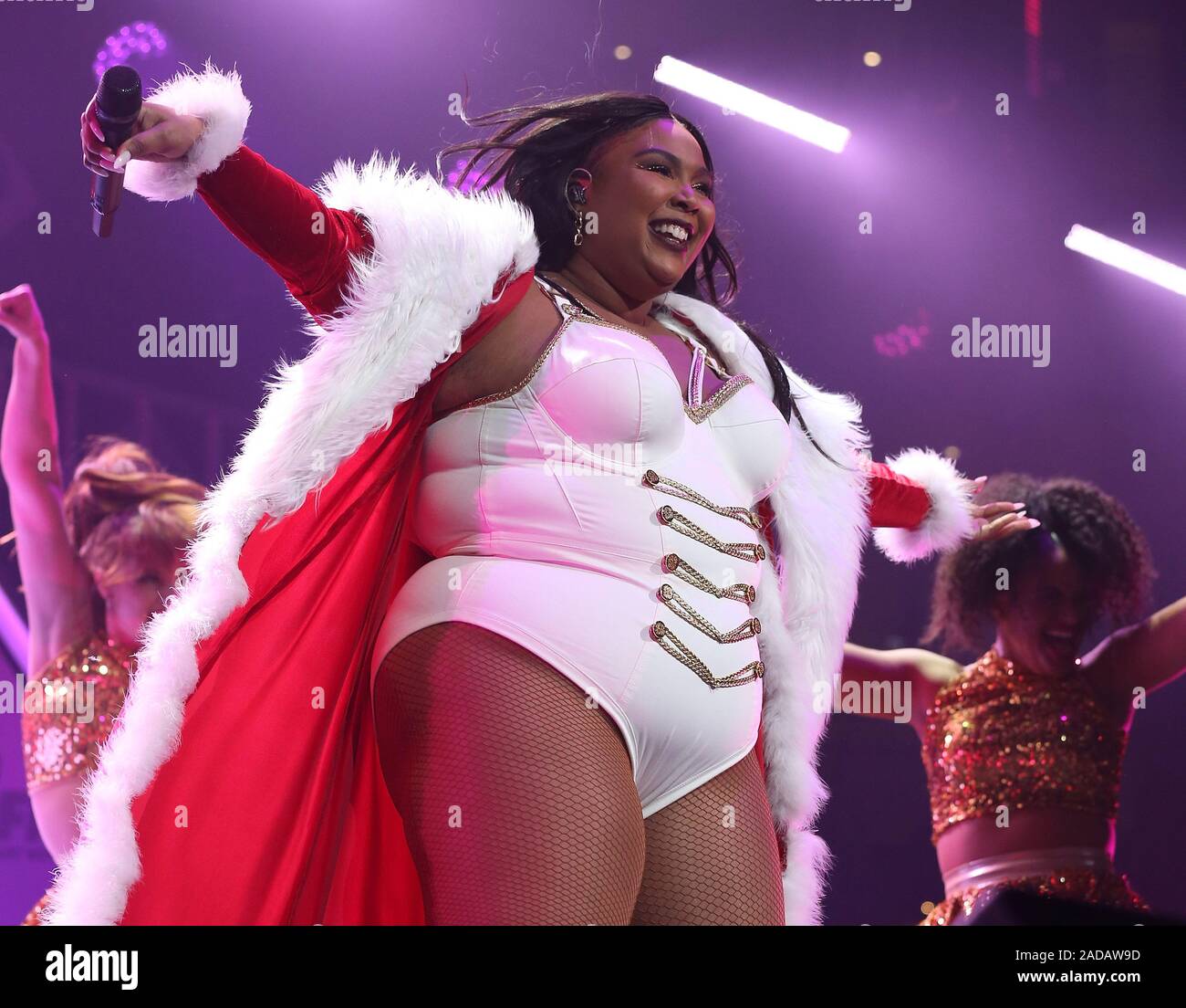 DALLAS, TEXAS - 03 dicembre: Lizzo esegue sul palco durante 106,1 Kiss FM il jingle Ball 2019 a Dickies Arena sul dicembre 03, 2019 a Dallas, in Texas. Foto: Trish Badger/imageSPACE/MediaPunch Credito: MediaPunch Inc/Alamy Live News Foto Stock