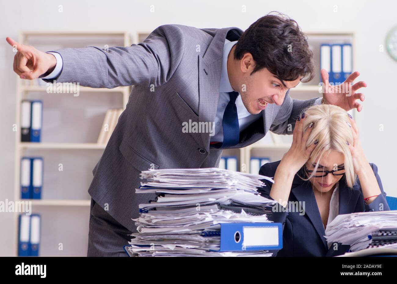 Arrabbiati arrabbiati boss urla e grida al suo segretario dipendente Foto Stock