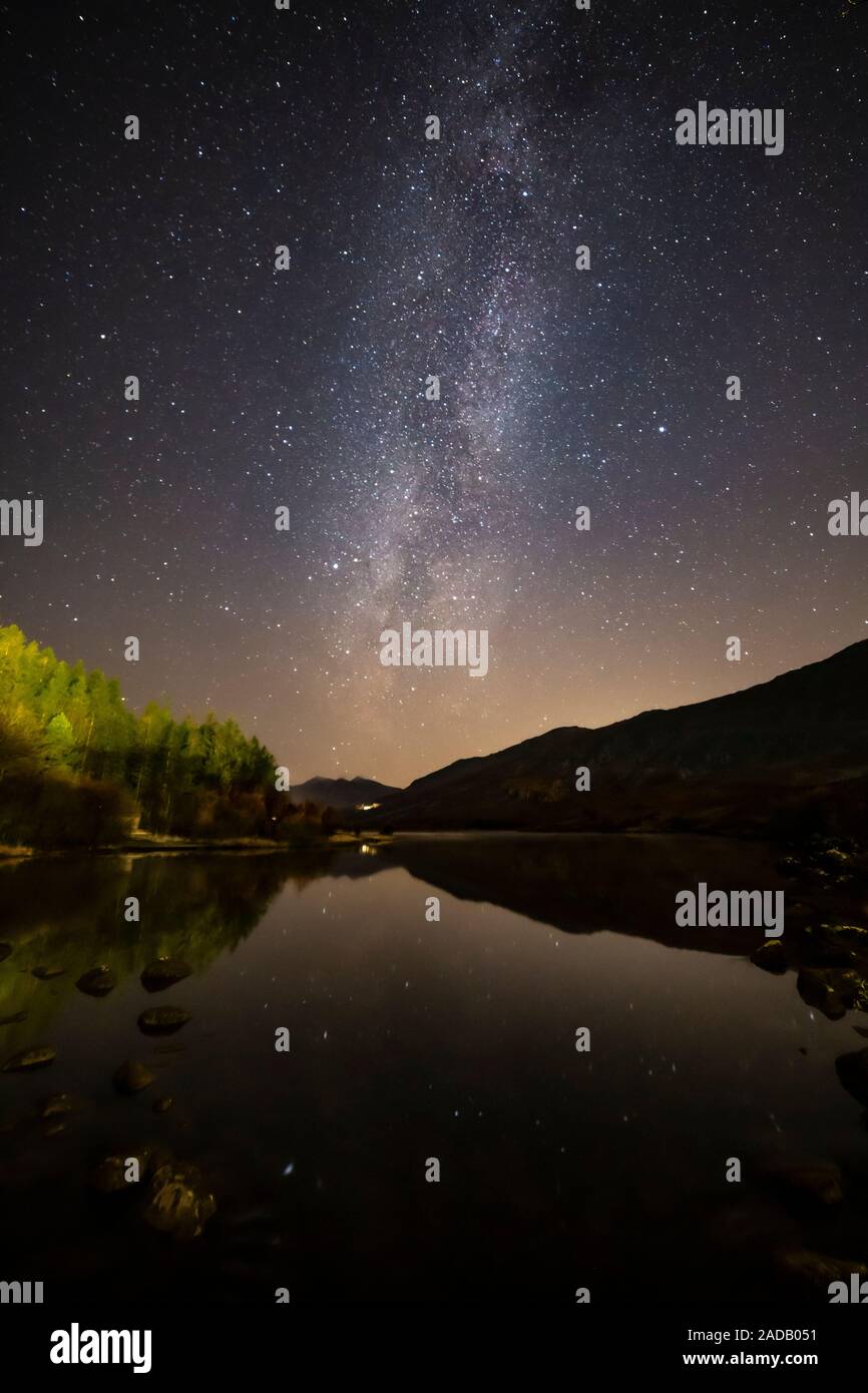 Via lattea oltre Llyn Mymbyr, Snowdonia, il Galles del Nord Foto Stock