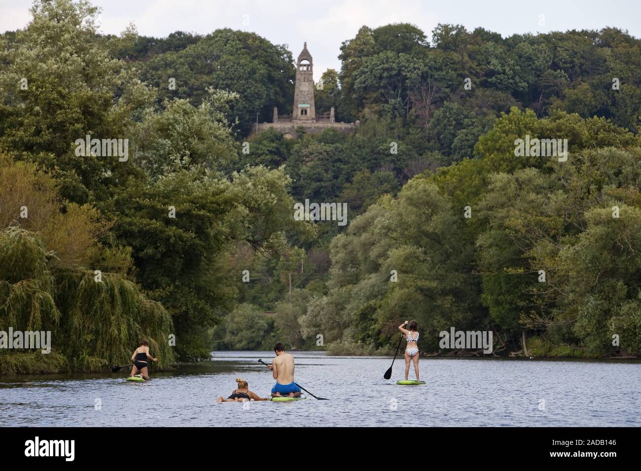 Stand Up Paddling sulla Ruhr davanti Berger monumento, Witten, la zona della Ruhr, Germania, Europa Foto Stock