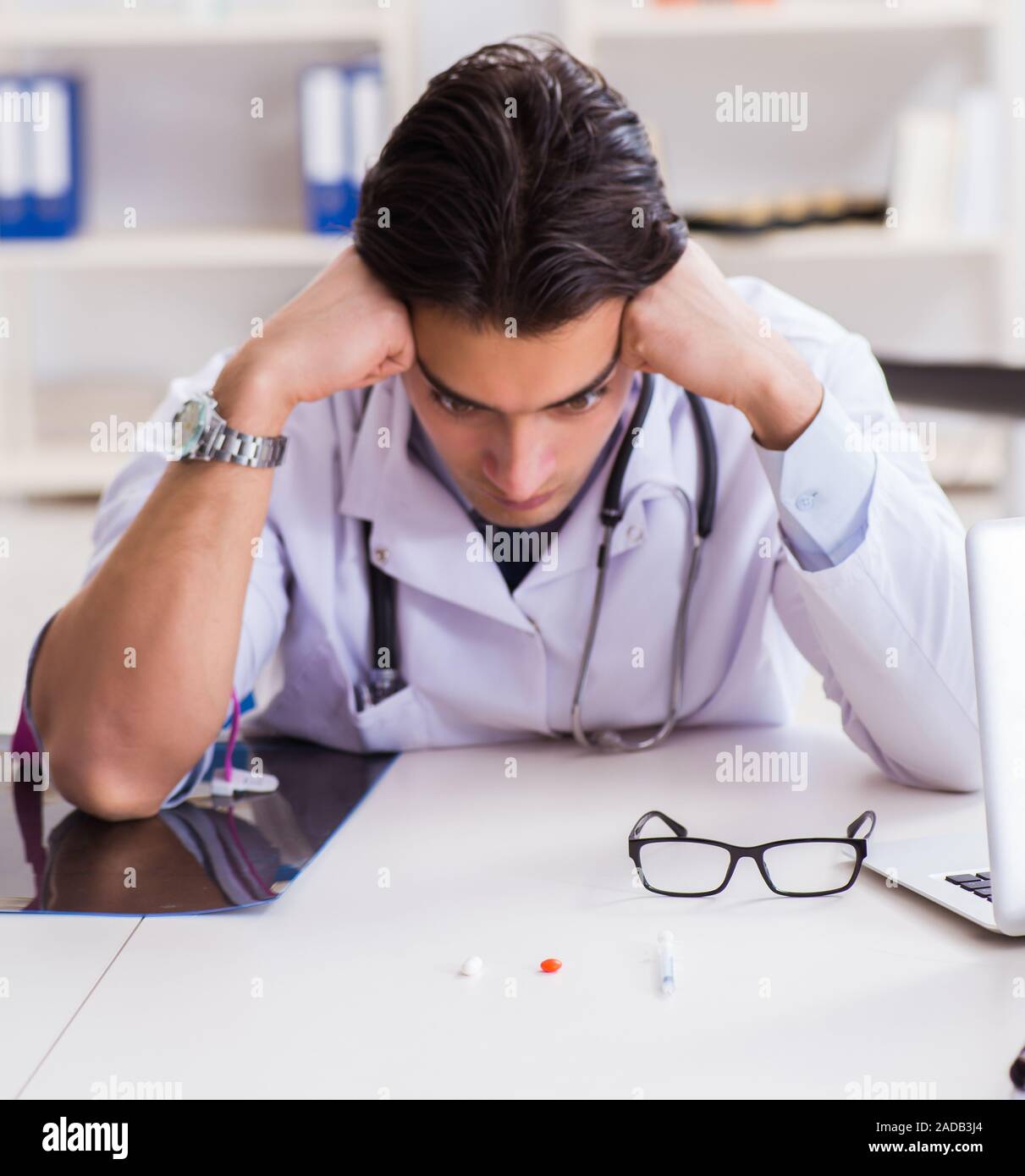 Il dottore tossicodipendente in ospedale Foto Stock