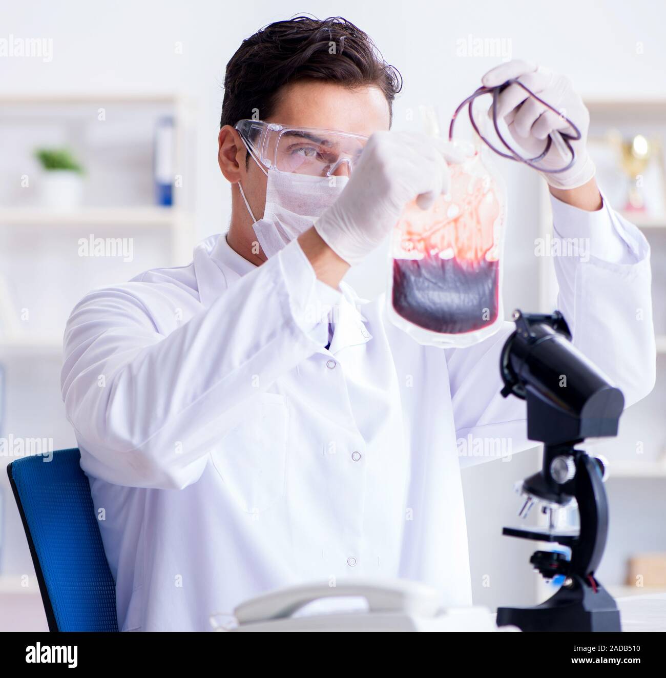 Il dottore lavora con i campioni di sangue in hospital Clinic lab Foto Stock