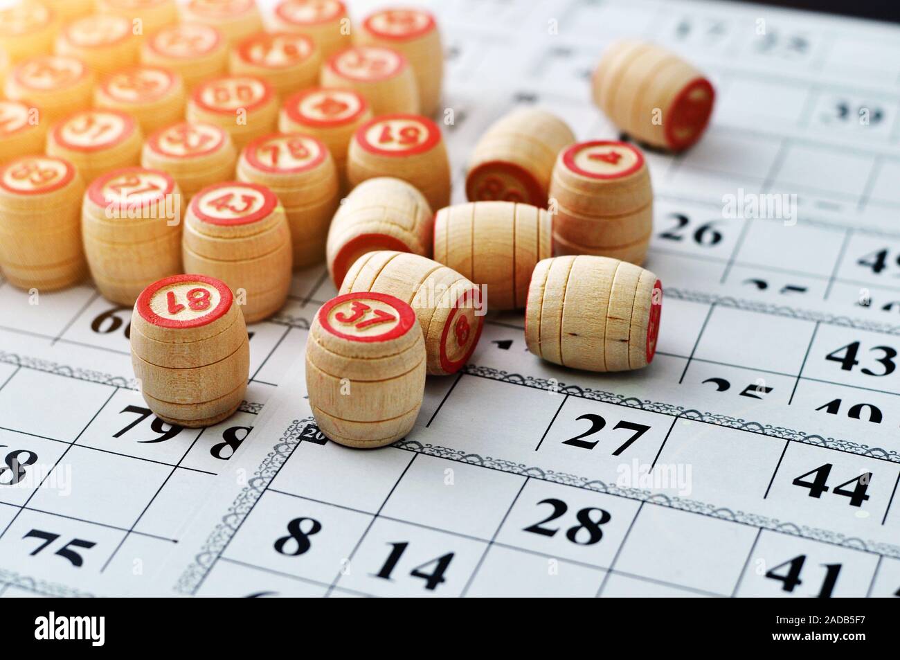 Vecchia scheda di gioco del lotto con elementi in legno. Di barili con  numeri sul gioco del bingo cards. Fortune Foto stock - Alamy