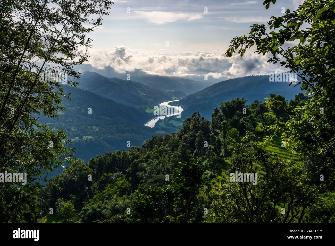 Vista aerea di Arun valley verso sud, monsone di nuvole che copre la pianura Foto Stock