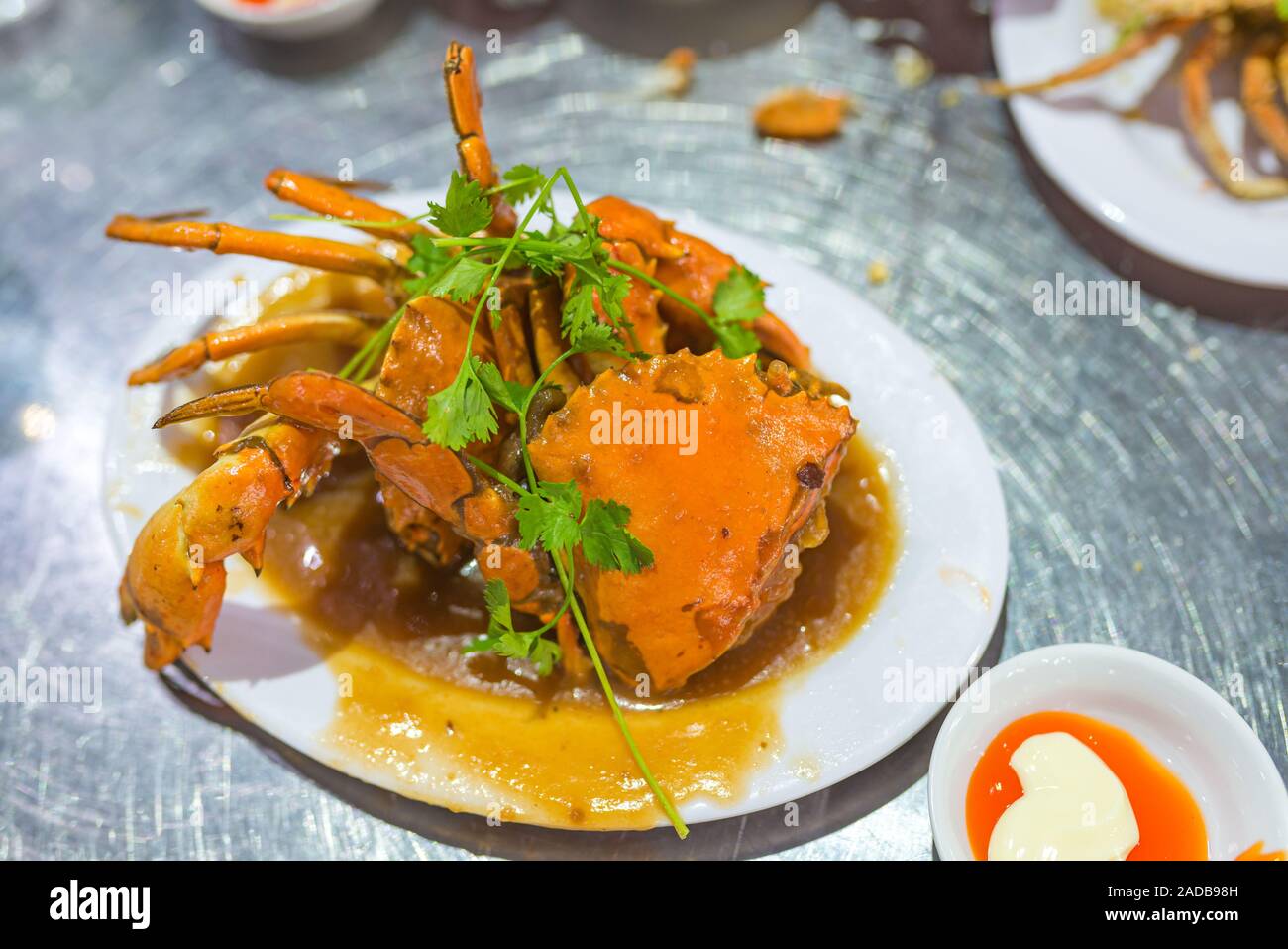 Carni cotte chili crab sulla piastra nel ristorante di pesce e frutti di mare Foto Stock