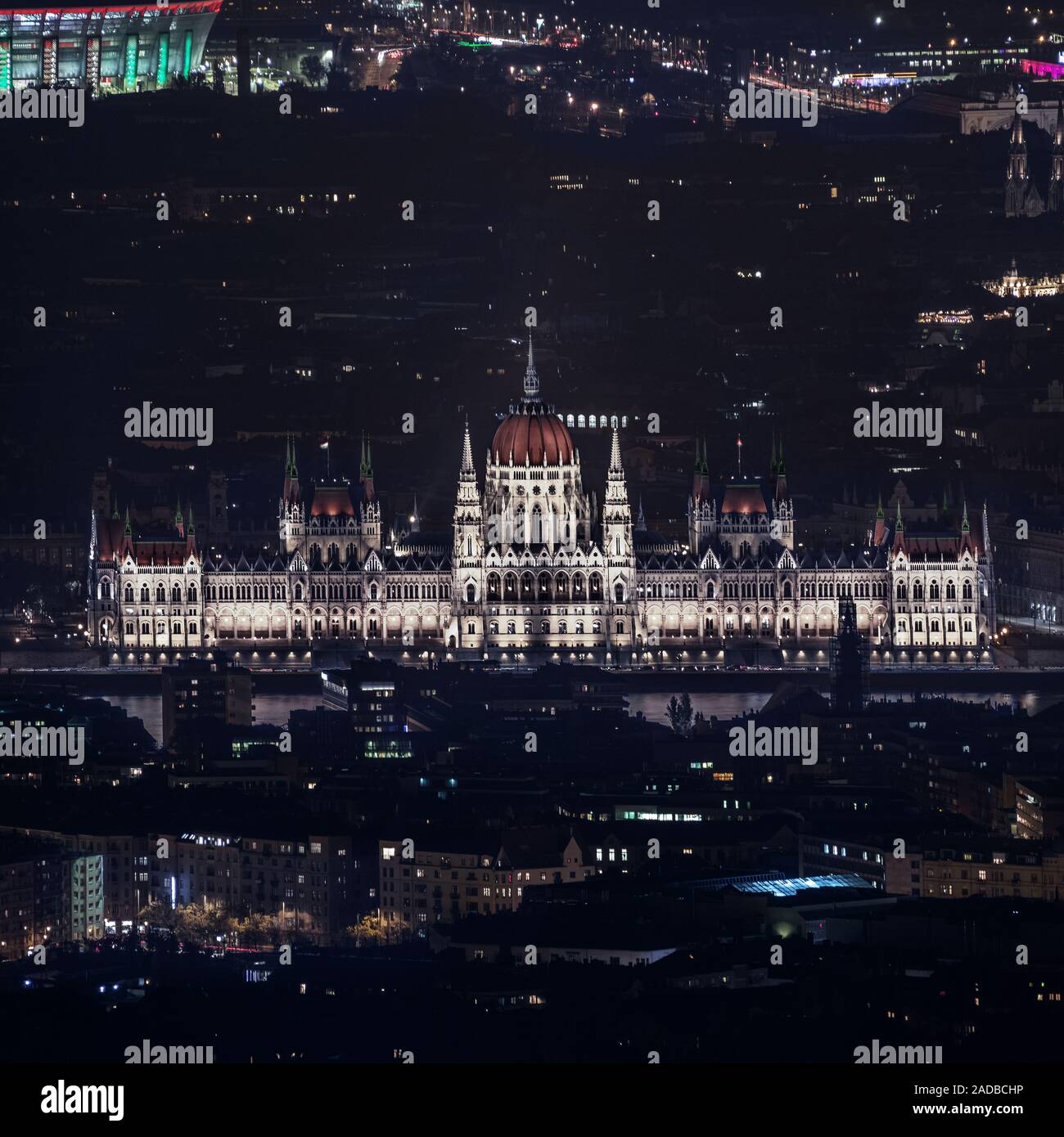 Budapest, Ungheria - illuminato parlamento ungherese edificio preso da Elisabeth lookout presso le colline di Buda in una sera d'inverno Foto Stock