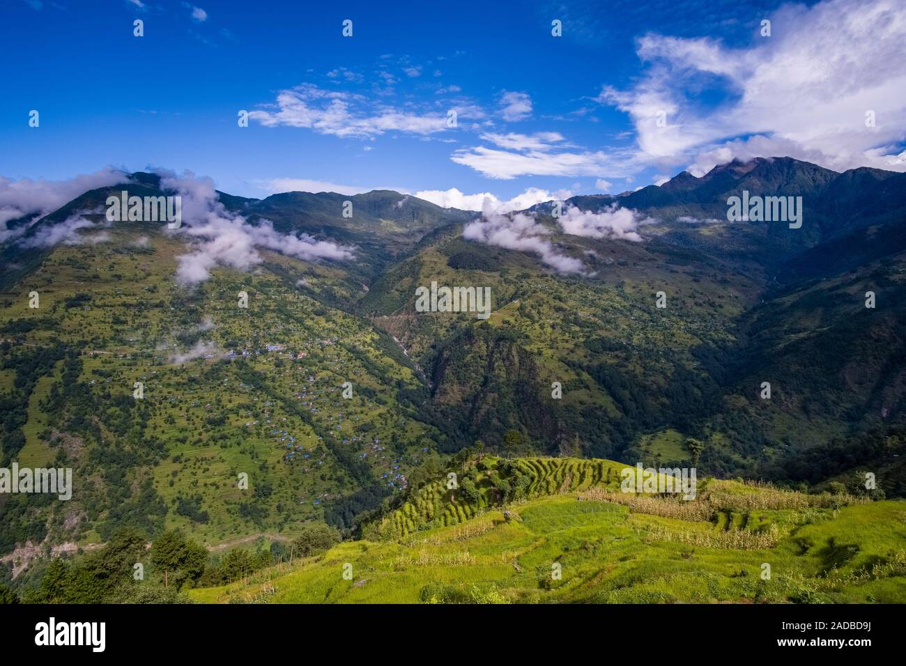 Paesaggio di montagna con terrazza campi, il villaggio Bung nella distanza Foto Stock