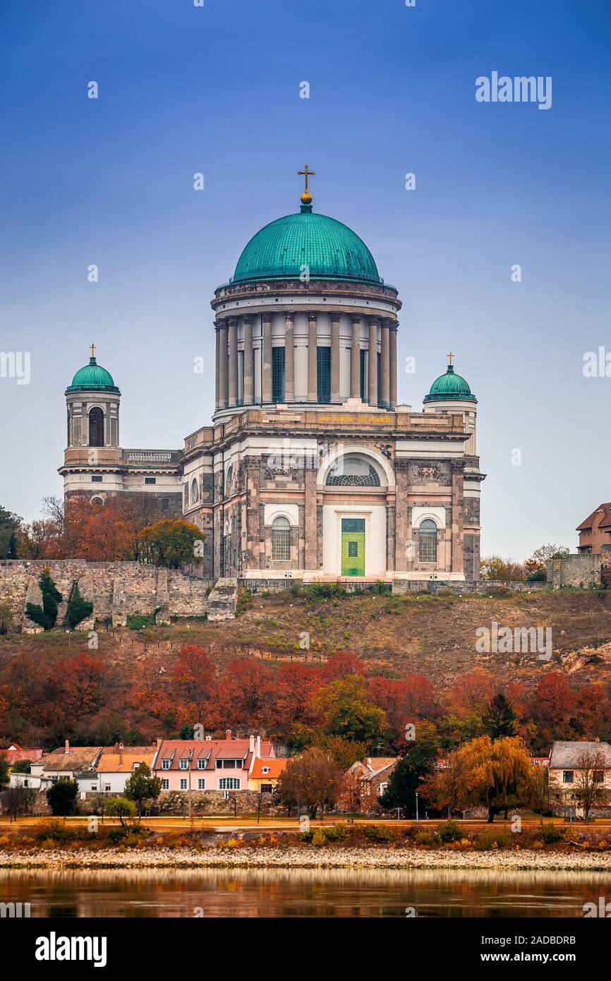 Esztergom, Ungheria - bellissima Basilica della Beata Vergine Maria a Esztergom dal fiume Danubio sulla mattina di autunno con rosso e arancio in autunno gli alberi Foto Stock