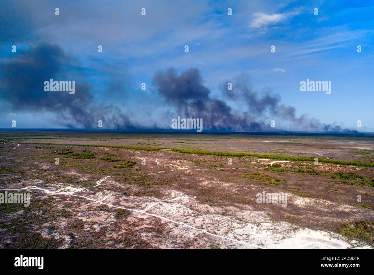 Fumo nero da una lontana bush fire, Broome, West Kimberley, Australia occidentale Foto Stock
