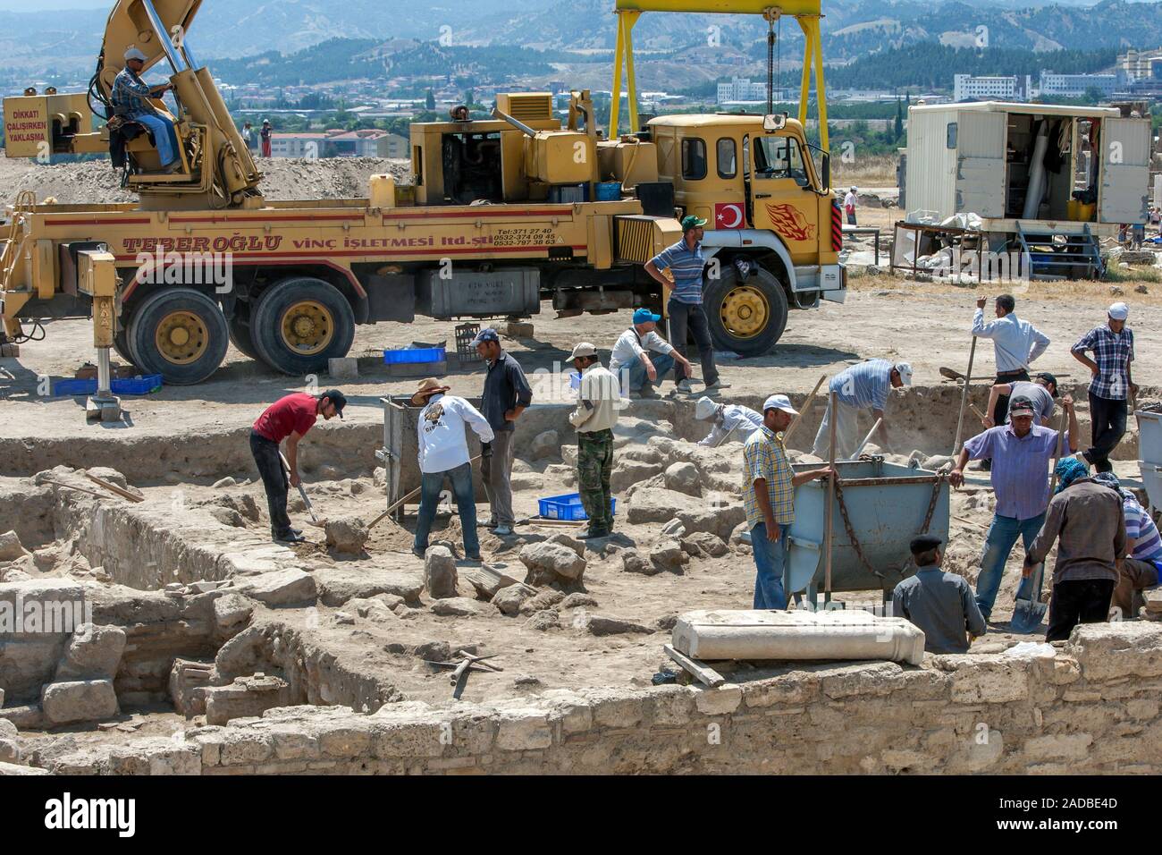 Lavoratori scavare il suolo e le rocce dalle rovine di un edificio presso l'antico sito romano di Laodikeia (Laodicea) vicino a Denizli in Turchia. Foto Stock
