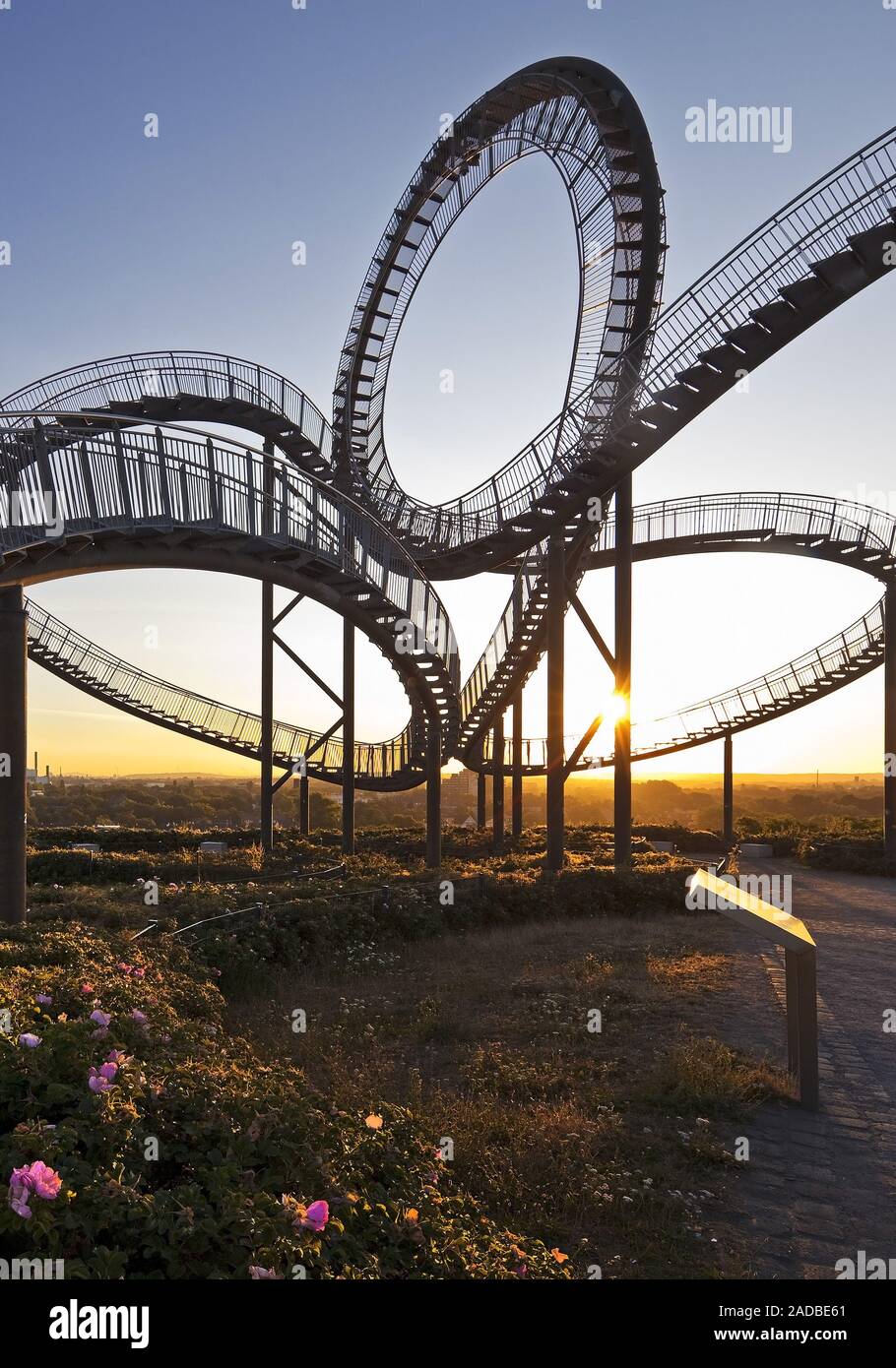 Tiger e la Tartaruga - Magic Mountain, arte scultura e landmark, Angerpark, Duisburg, Germania, Europa Foto Stock