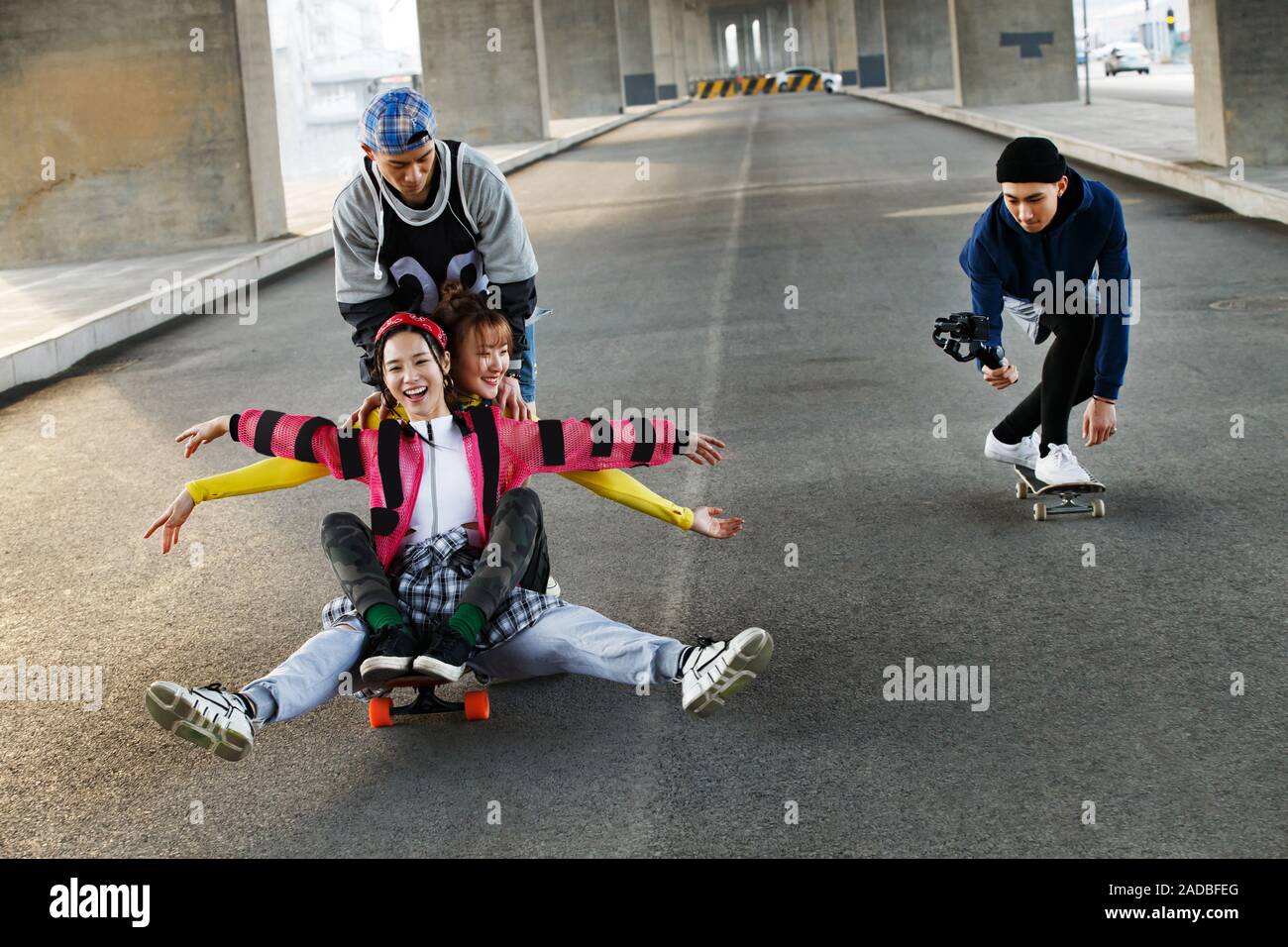 I giovani lo skateboard Foto Stock
