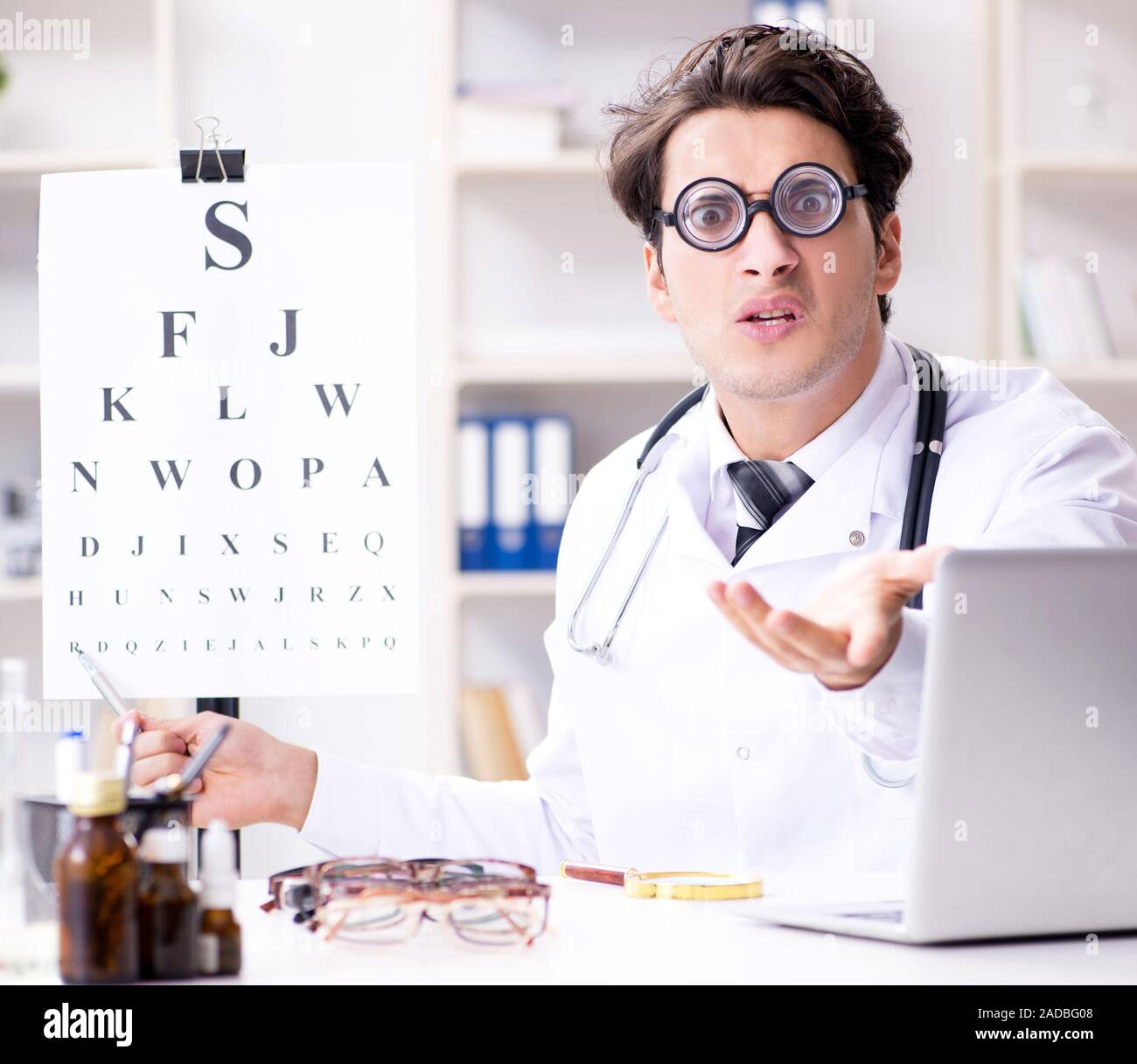 La divertente occhio medico in divertente concetto medico Foto Stock