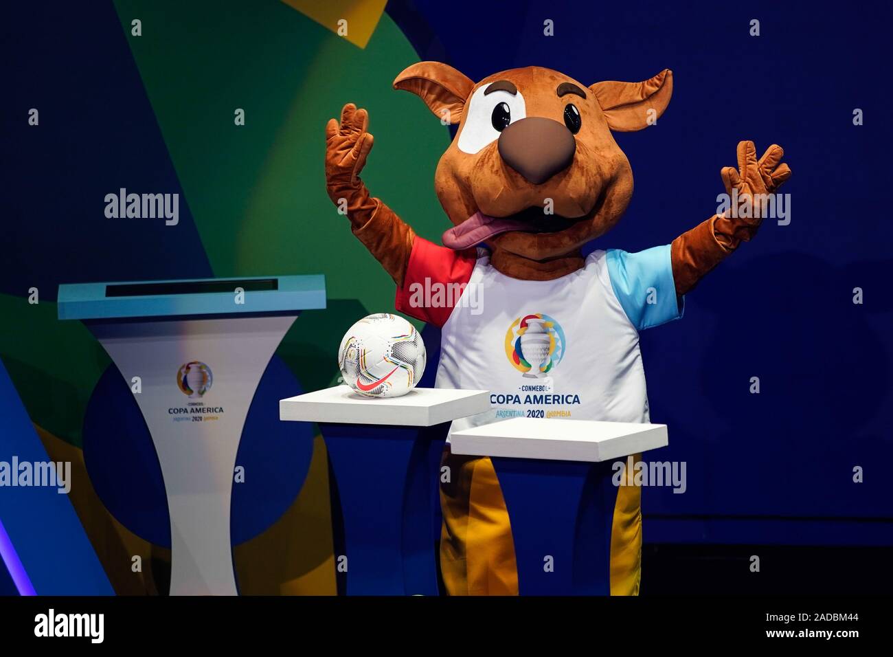 Cartagena, Colombia. 3 dicembre, 2019. 'Pibe', mascotte del 2020 Copa America, saluta il pubblico durante il sorteggio per il 2020 Copa America torneo di calcio a Cartagena, Colombia, Dicembre 3, 2019. Credito: Jhon Paz/Xinhua/Alamy Live News Foto Stock
