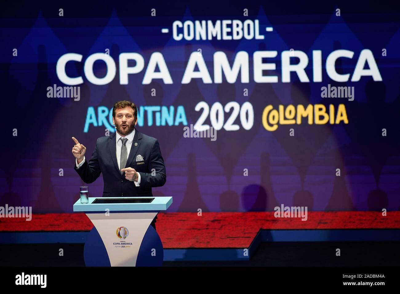 Cartagena, Colombia. 3 dicembre, 2019. Alejandro Dominguez, presidente della Conmebol(Sud American Football Confederation), parla durante il sorteggio per il 2020 Copa America torneo di calcio a Cartagena, Colombia, Dicembre 3, 2019. Credito: Jhon Paz/Xinhua/Alamy Live News Foto Stock