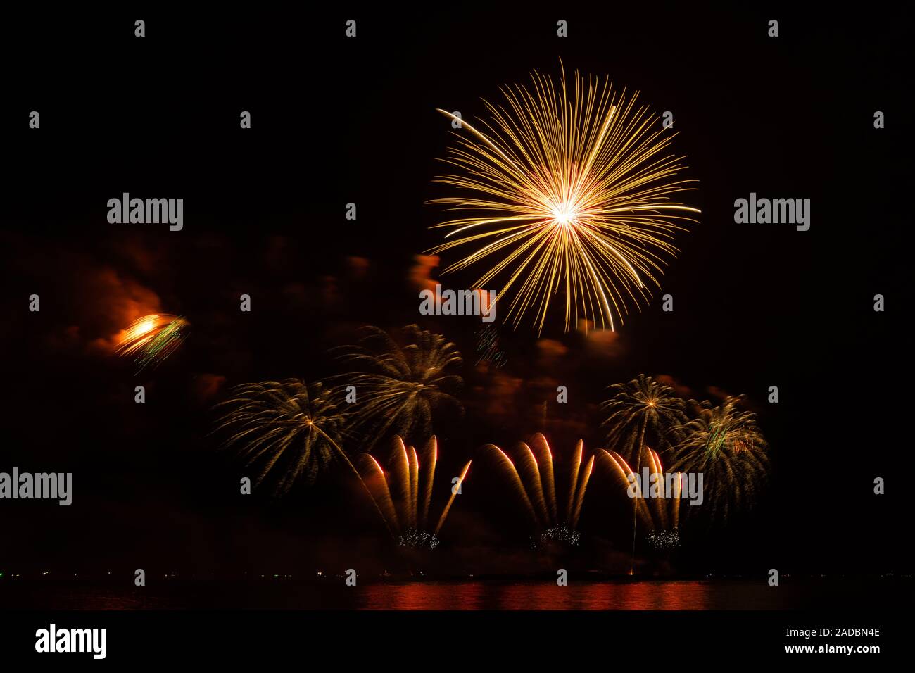 Fuochi d' artificio bella celebrazione festival conto alla rovescia colorati buon Natale felice anno nuovo cielo scuro sparkle incandescente allegro anniversario Foto Stock