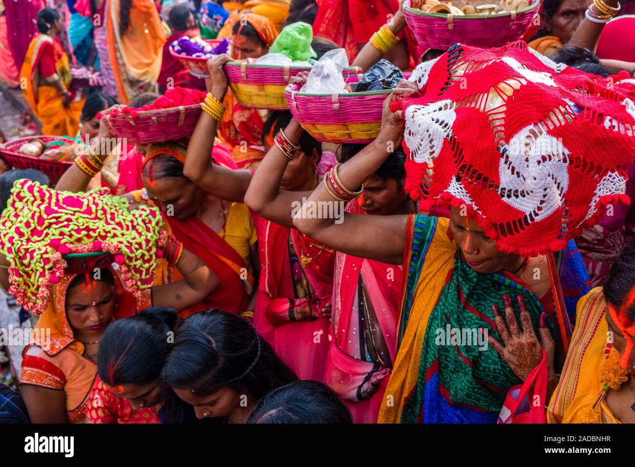 Le donne in coda per le strade della città per entrare nella Ram Mandir di pregare e di offrire Al Maha Astmi, il giorno principale del festival Darsain Foto Stock