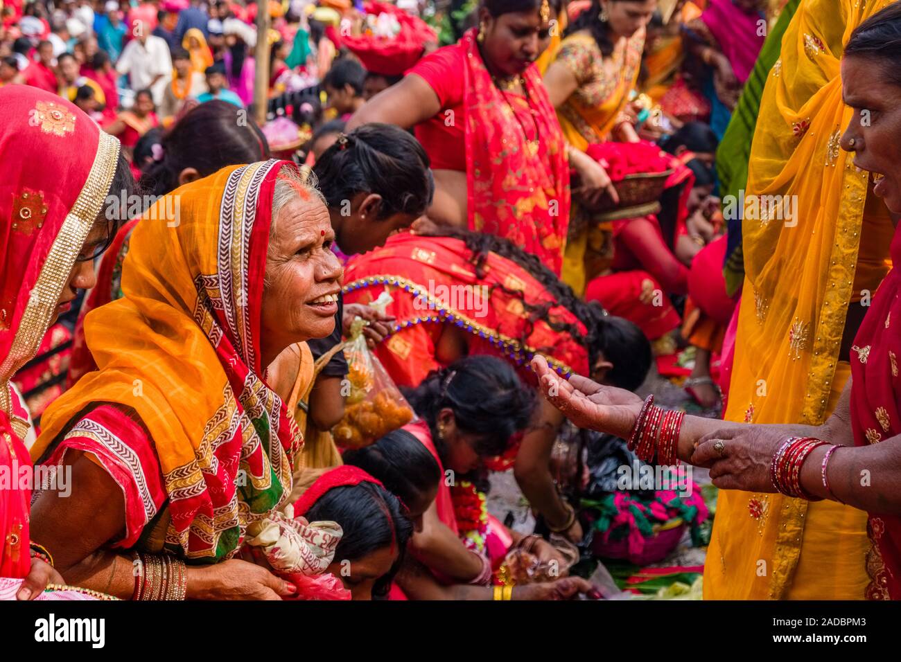 Le donne, pregando e offrendo, prendendo parte alla cerimonia Khoich all'interno della Ram Mandir Al Maha Astmi, il giorno principale del festival Darsain Foto Stock