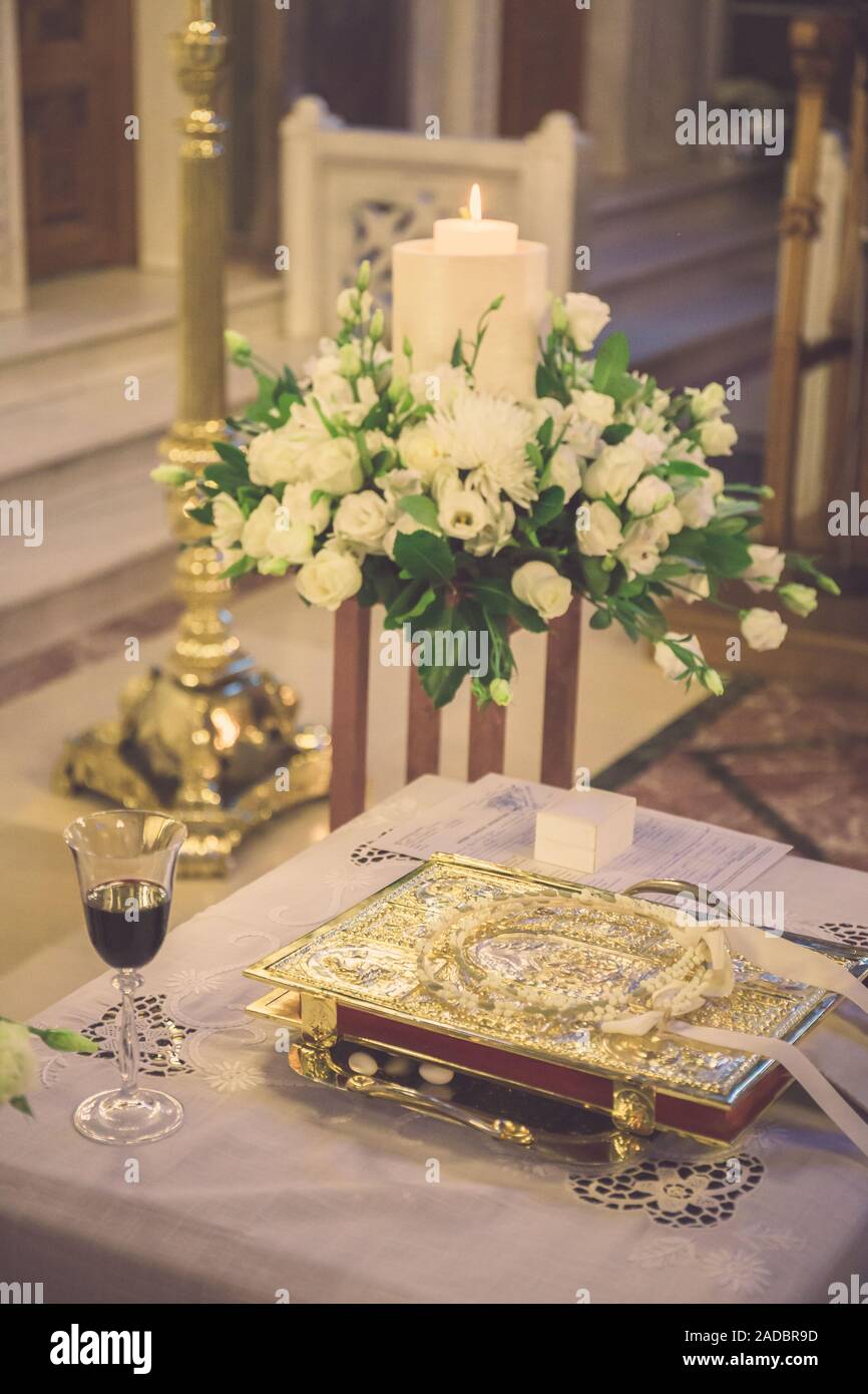 Il floral decorazioni per matrimoni all' ingresso della chiesa Foto Stock