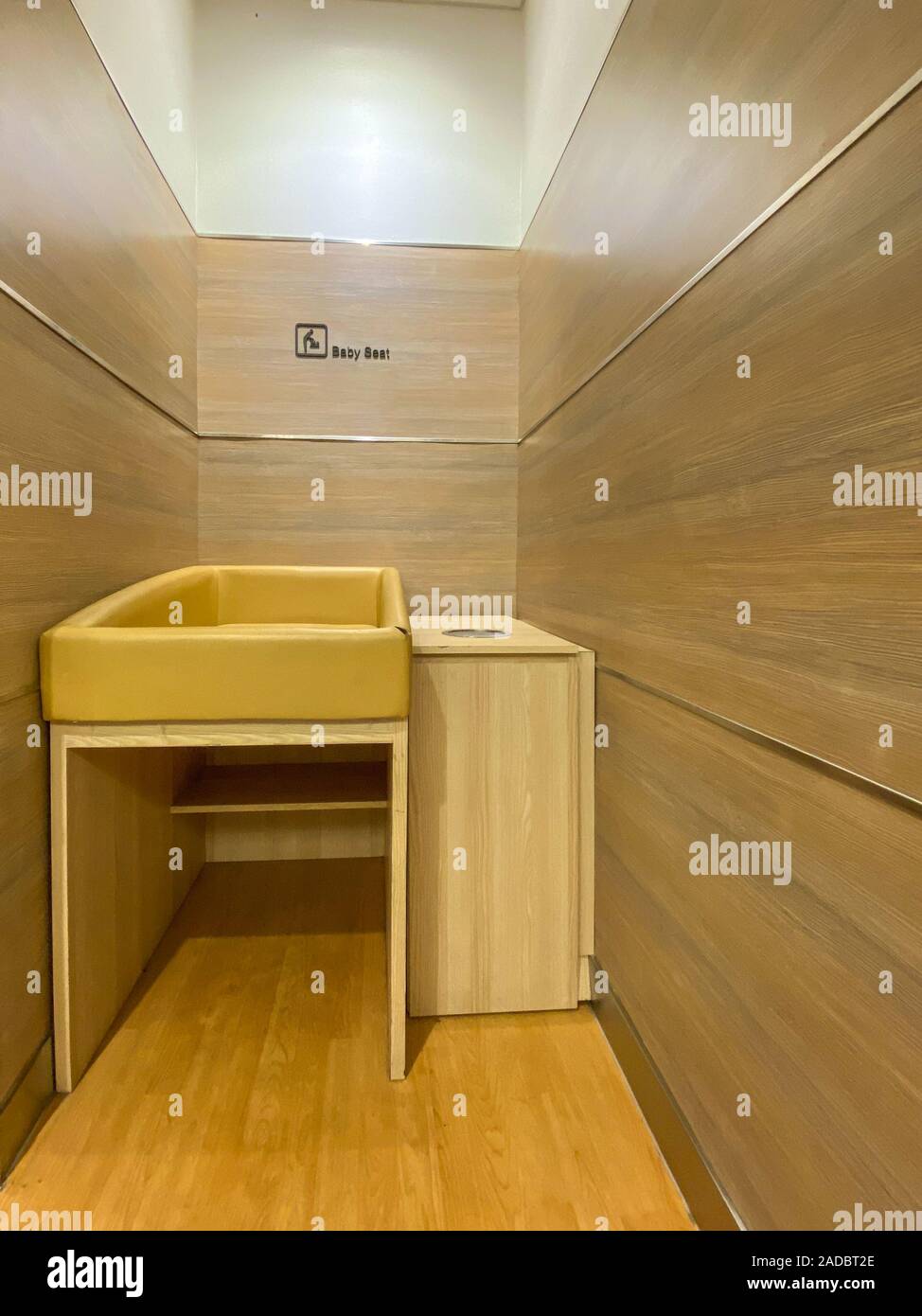 Pannolino per bambino sedile in una moderna e pulita Toilette pubblica Foto Stock