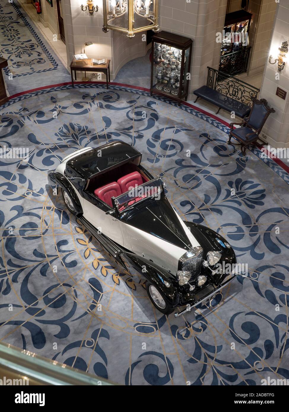 Il 1937 Bentley 4,25 Rothschild Sedanca sul display nella Rotunda del Royal Automobile Club Pall Mall London REGNO UNITO Foto Stock