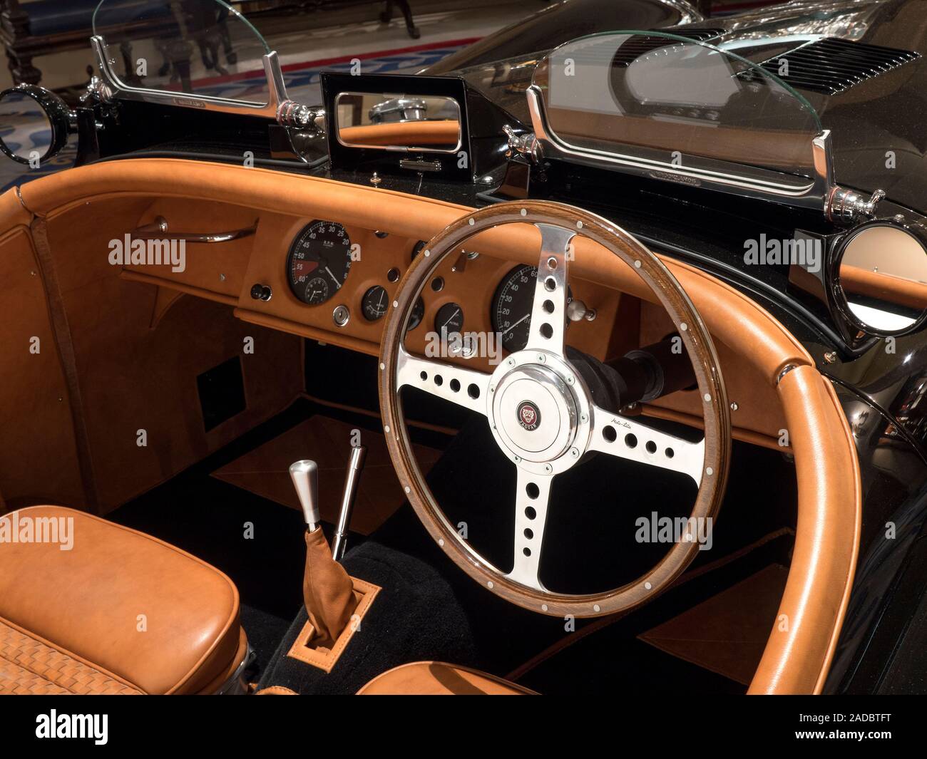 Interno di un 1954 Jaguar XK120 sul display nella rotunda del Royal Automobile Club Pall Mall London REGNO UNITO Foto Stock