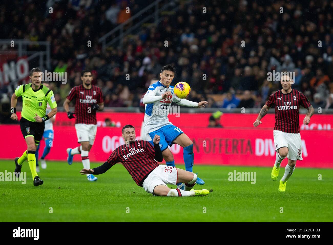 Milano, Italia. 23 Nov, 2019. rade krunic (Milan) eljif elmas (SSC Napoli)durante l'AC Milan vs SSC Napoli, italiano di calcio di Serie A del campionato Gli uomini in Milano, Italia, 23 novembre 2019 - LPS/Alessio Morgese Credito: Alessio Morgese/LP/ZUMA filo/Alamy Live News Foto Stock