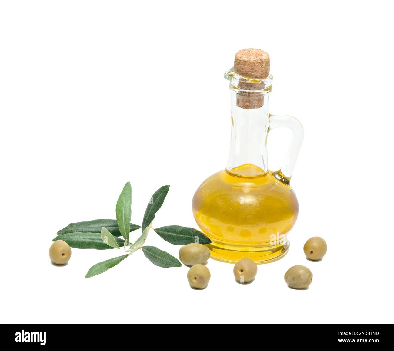 Bottiglia di olio di oliva e di olive frutti isolati su sfondo bianco Foto Stock