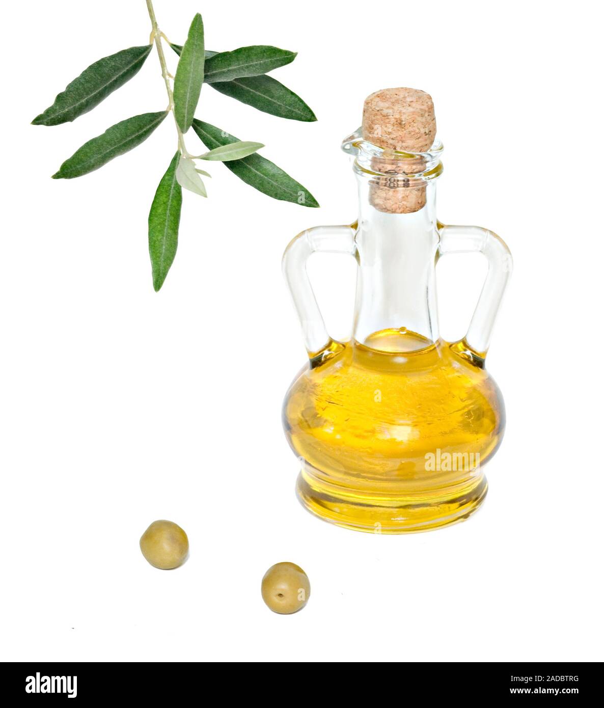 Bottiglia di olio di oliva e di olive frutti isolati su sfondo bianco Foto Stock