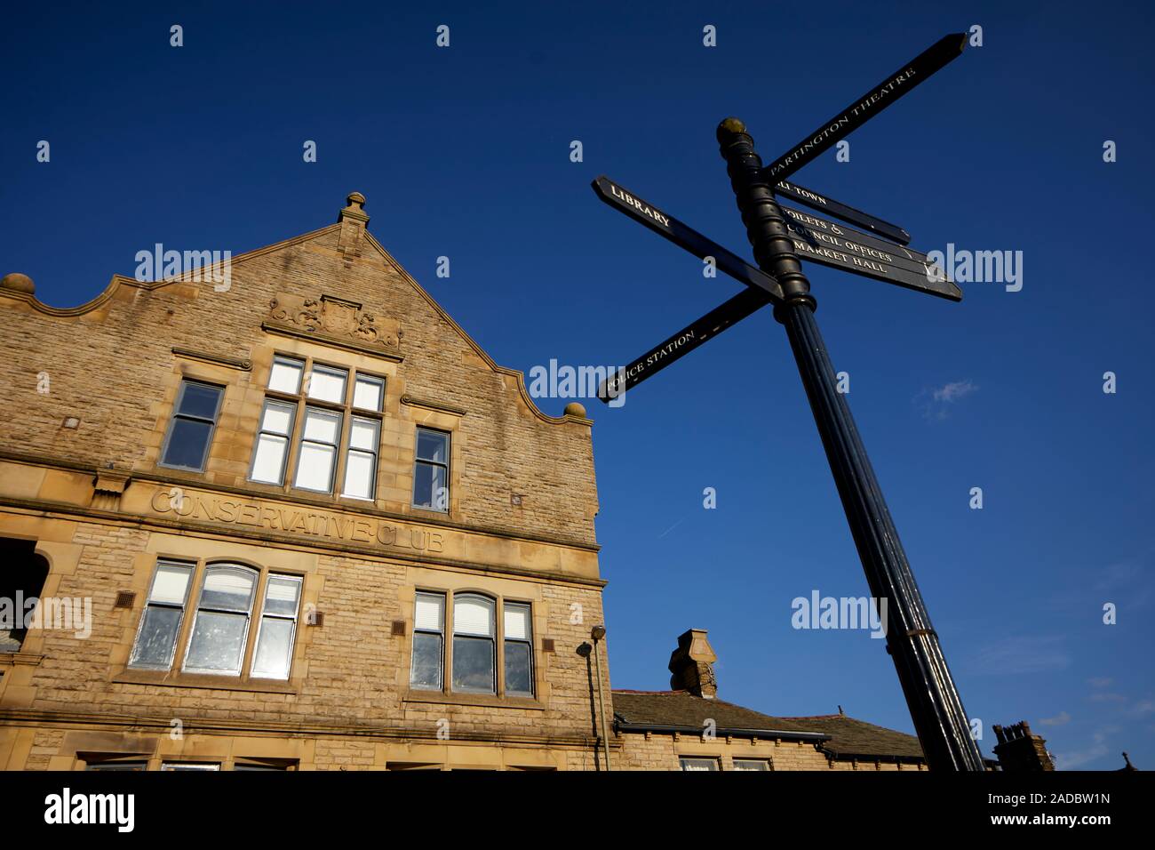 Glossop città mercato, High Peak, Derbyshire, in Inghilterra. Ex Club Conservatore Il Grade ii Listed è un edificio su Norfolk Square Foto Stock