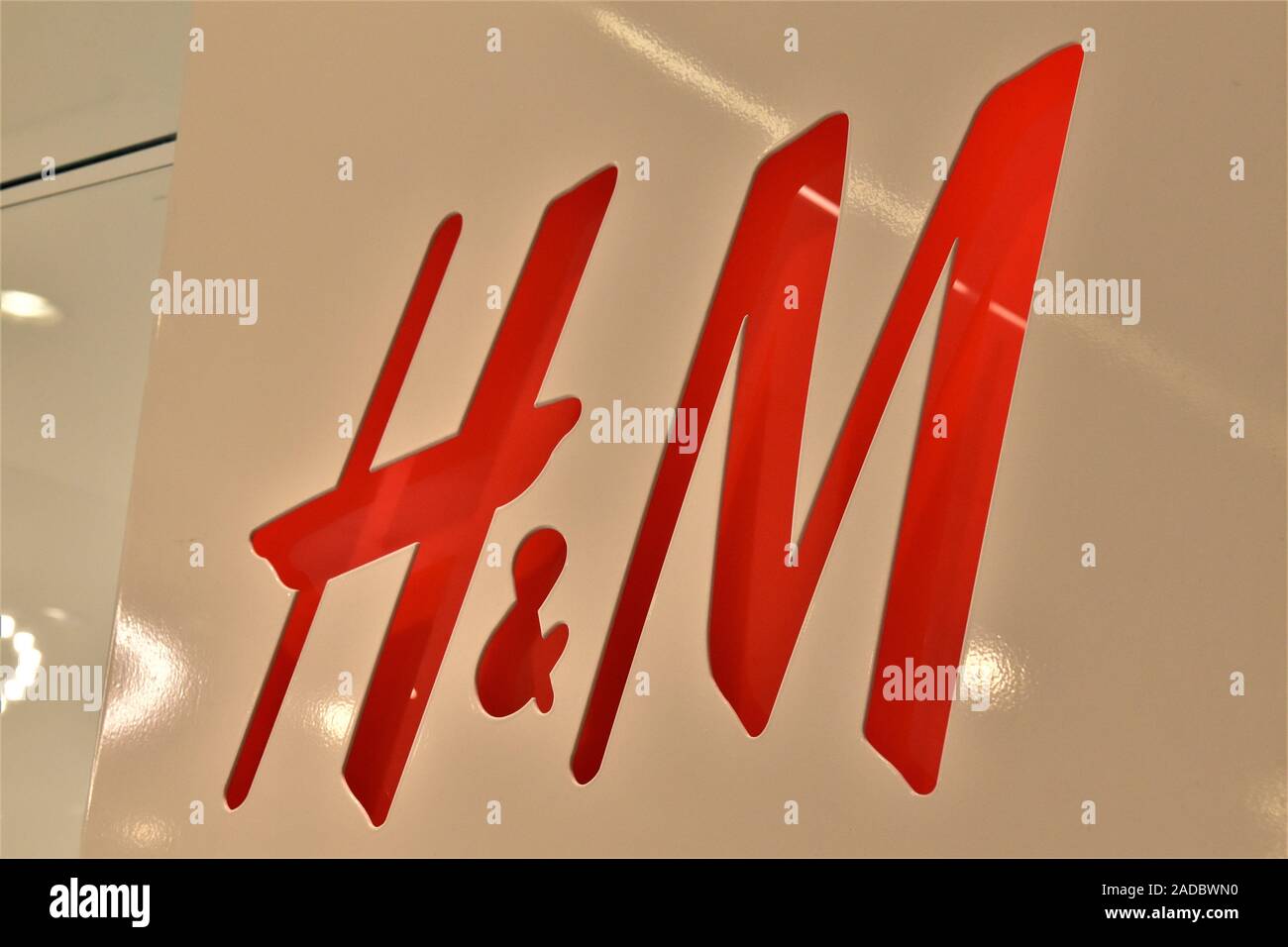 H&M LOGO ALL'INTERNO PORTA DI ROMA CENTRO COMMERCIALE DI ROMA Foto Stock