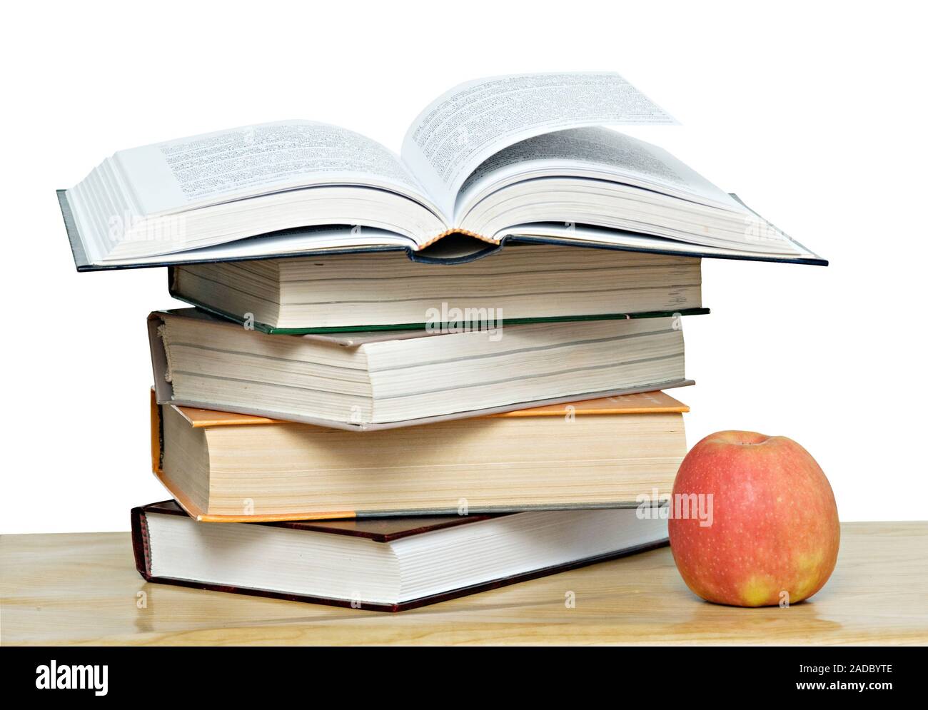 Red apple e libro aperto sulla scrivania Foto Stock