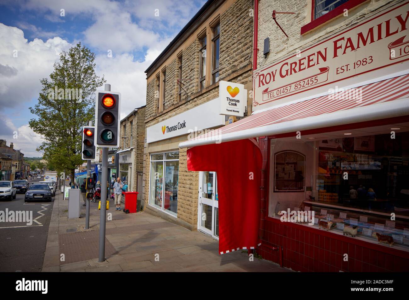 Glossop città mercato, High Peak, Derbyshire, in Inghilterra. Negozi indipendenti su High Street A57 Foto Stock