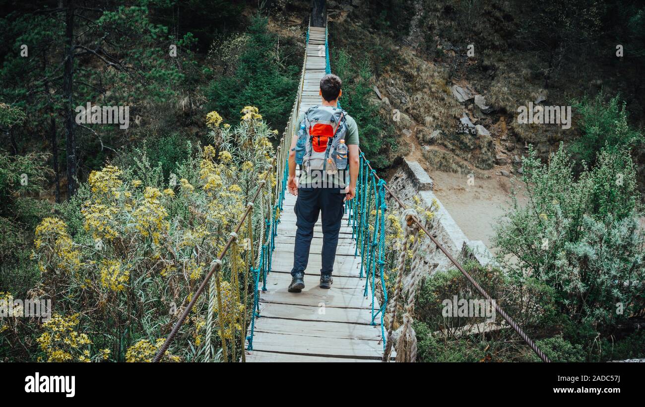 Un escursionista su un ponte a Ajusco Montagna in Messico Foto Stock