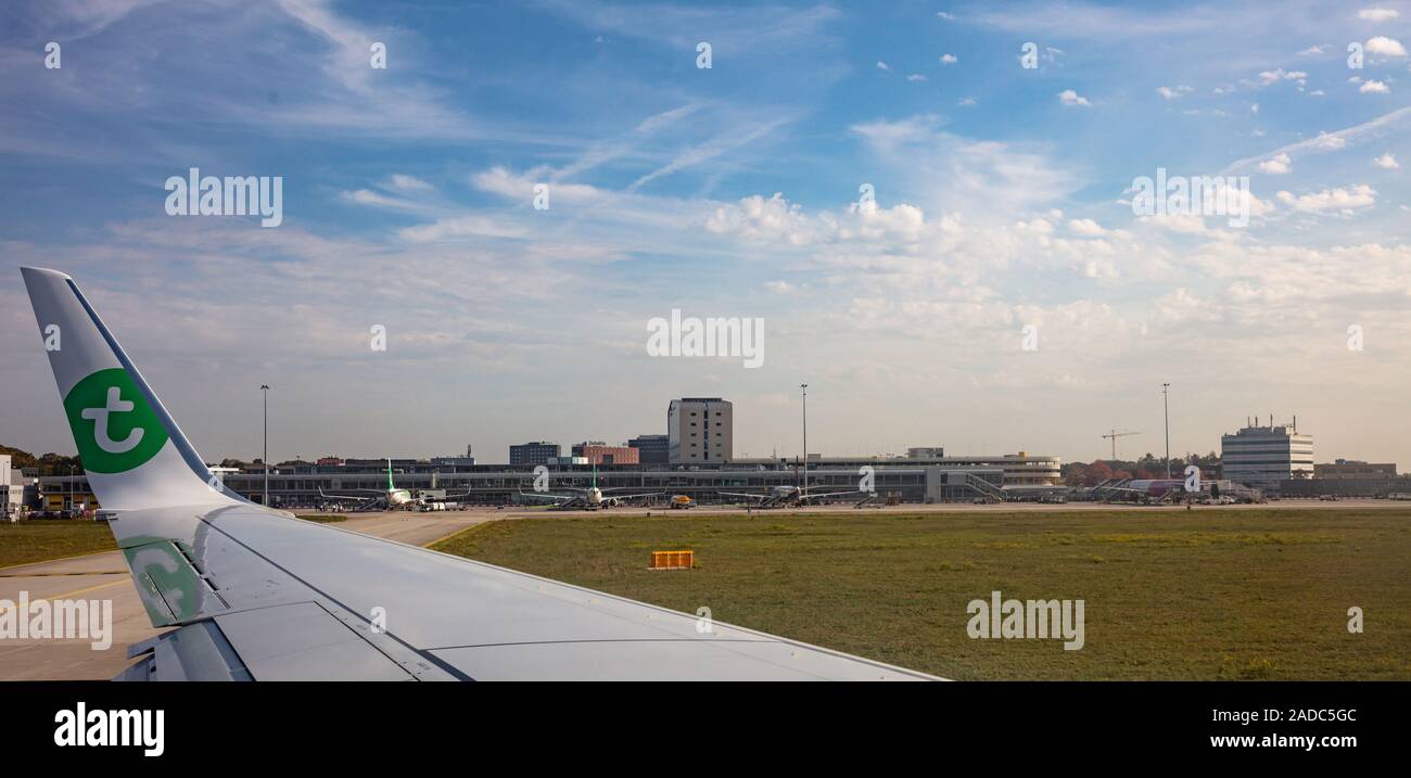 Eindhoven Paesi Bassi. Ottobre 14, 2019. Transavia piano su pista all'aeroporto di Eindhoven, pronti per il decollo. Vista dalla finestra di aereo. Foto Stock