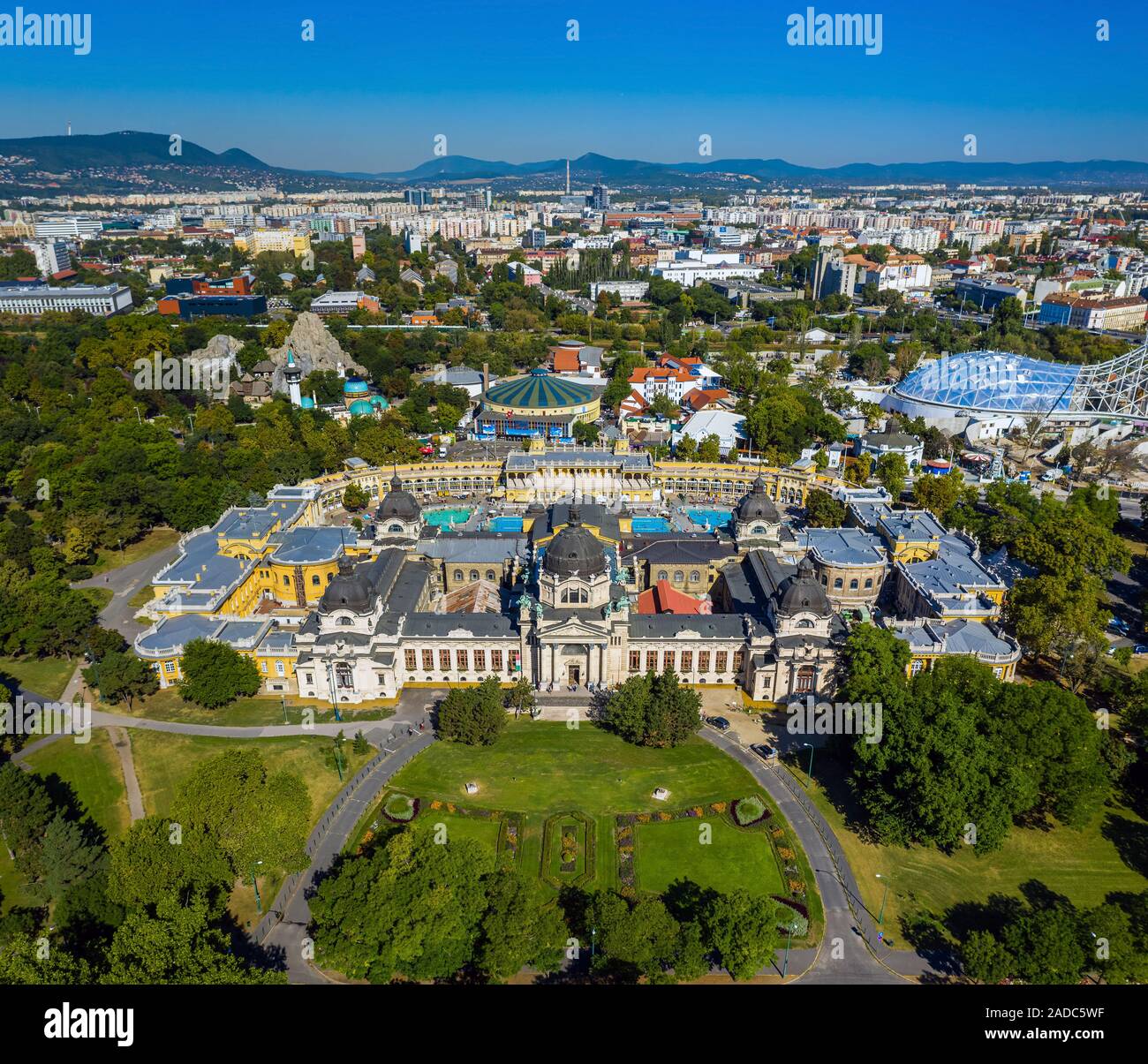 Budapest, Ungheria - antenna fuco panoramica vista del famoso Szechenyi bagno termale nel parco cittadino (Varosliget) con lo Zoo di Budapest e capitale del Circus Foto Stock