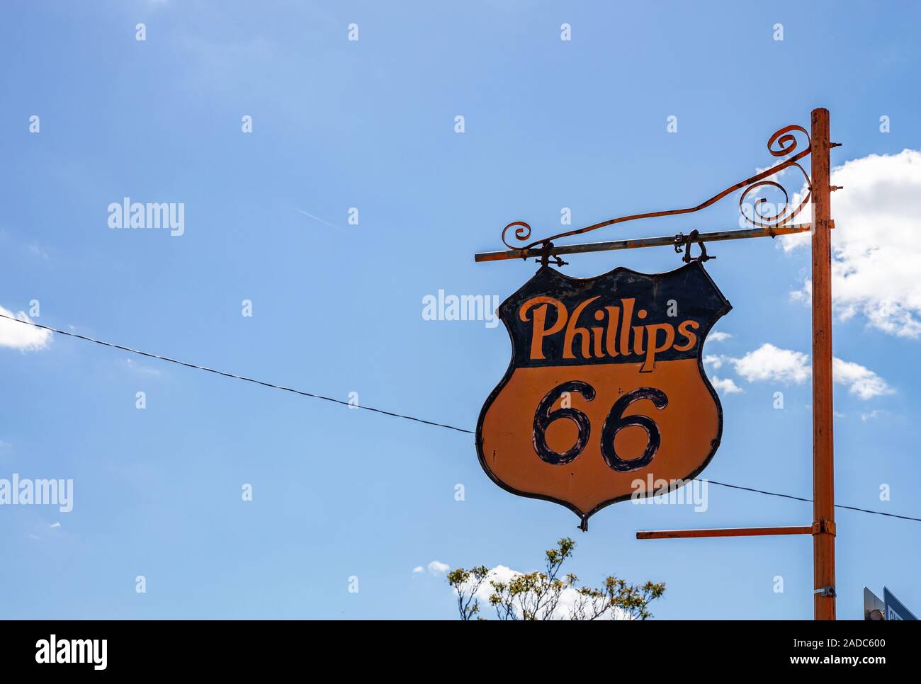 Amarillo, Texas, Stati Uniti d'America. Maggio 14, 2019. Phillips 66 vintage Cartello in metallo montata su palo metallico, accanto alla madre Road route 66. Spazio, cielo blu sullo sfondo. Foto Stock