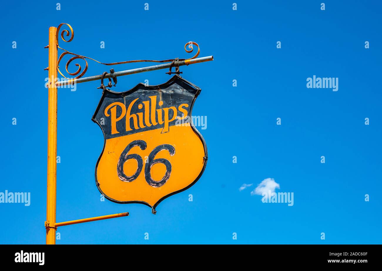 Amarillo, Texas, Stati Uniti d'America. Maggio 14, 2019. Phillips 66 vintage Cartello in metallo montata su palo giallo, accanto alla madre Road route 66. Spazio, cielo blu sullo sfondo. Foto Stock