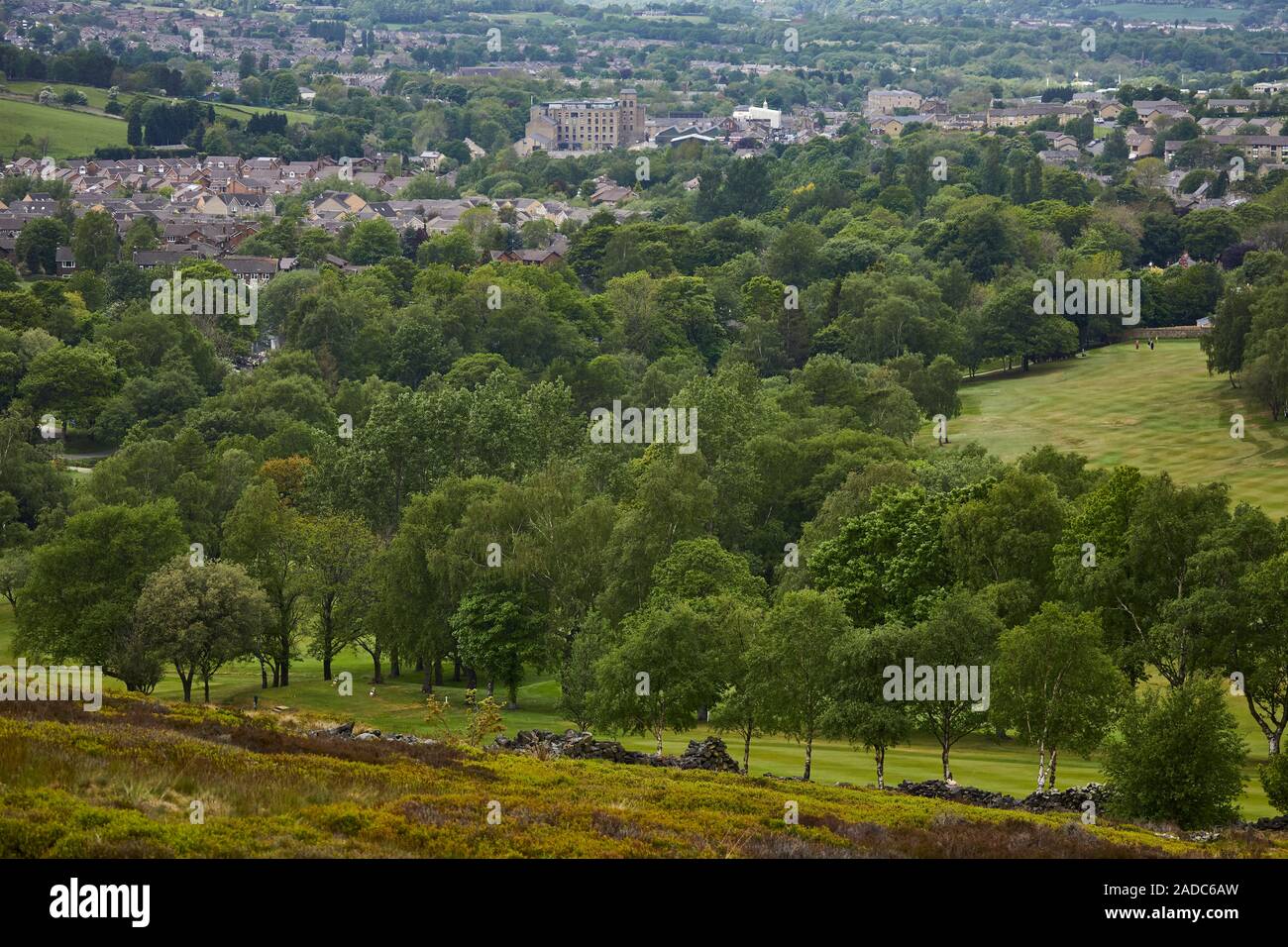 Glossop città mercato, High Peak, Derbyshire, in Inghilterra. Howard mulini nel centro città visto dalla a57 snake pass Foto Stock