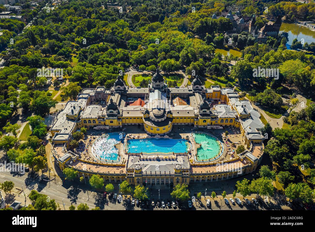 Budapest, Ungheria - Aerial drone vista del famoso Szechenyi Bagno Termale e Spa nel parco cittadino (Varosliget) presi dall'alto su un soleggiato d estate Foto Stock