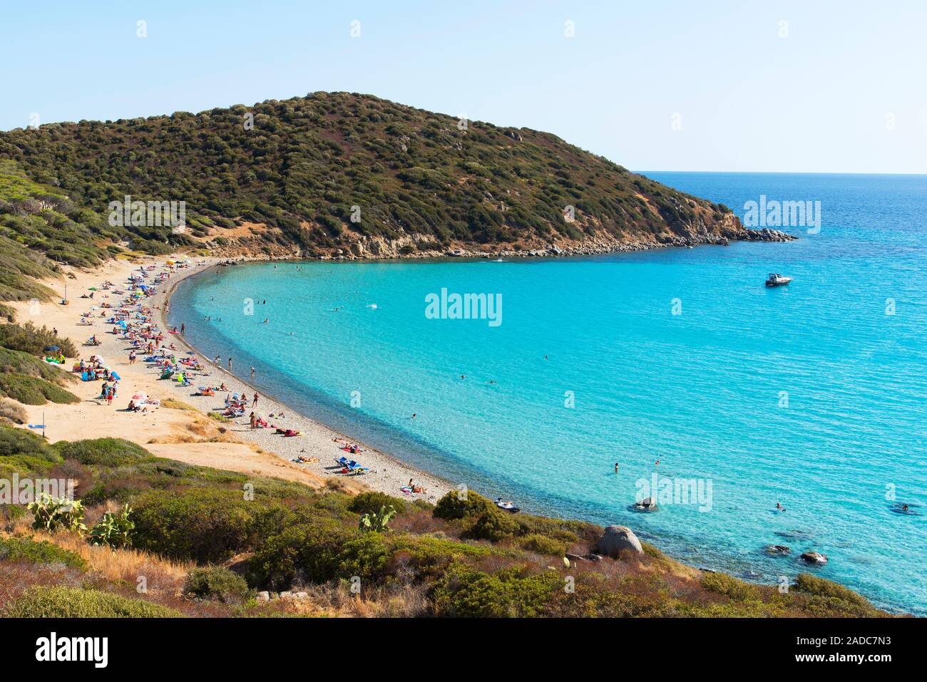 CAGLIARI, Italia - 15 settembre 2017: persone nuotare e prendere il sole sulla bellissima spiaggia di Mari Pintau spiaggia di Quartu Sant Elena Cagliari, Sa Foto Stock