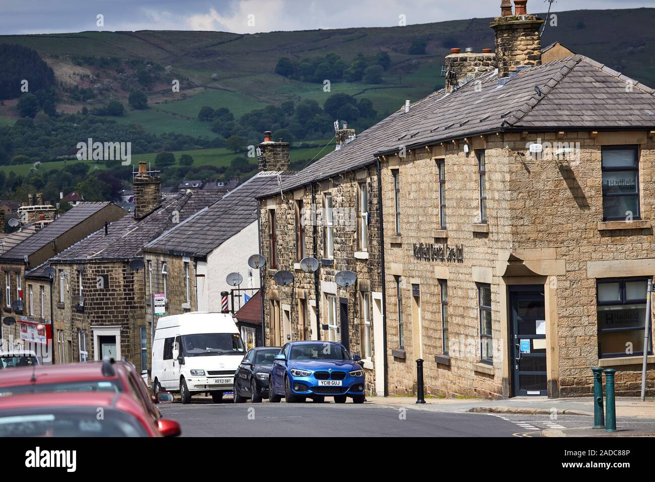 Glossop città mercato, High Peak, Derbyshire, in Inghilterra. Hadfield villaggio negozi indipendenti lungo la strada della stazione Foto Stock