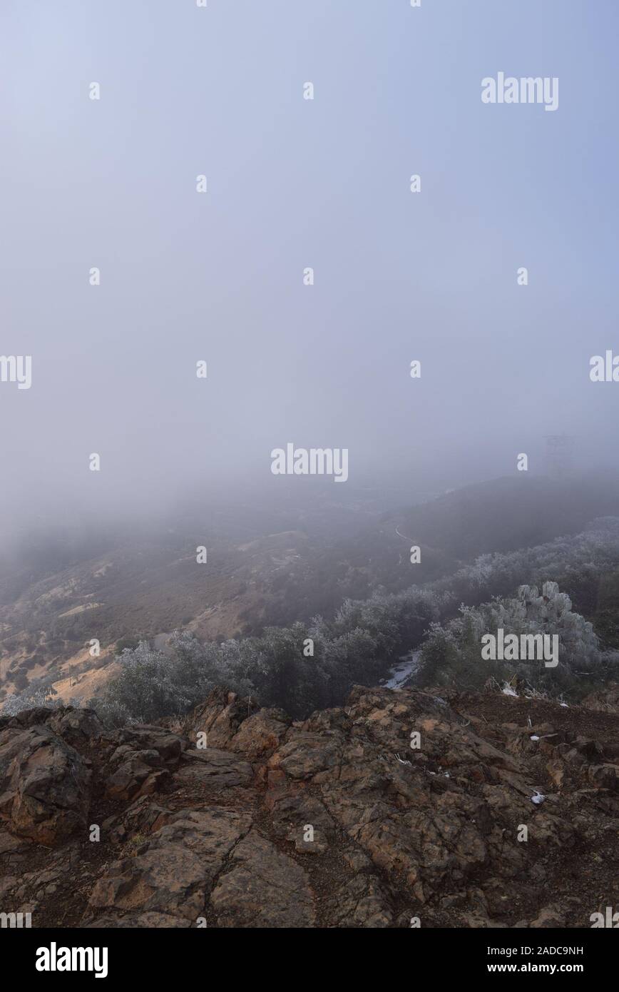 La laminazione di nebbia attraverso le pendici del monte Diablo. Contra Costa County, California, Stati Uniti d'America Foto Stock