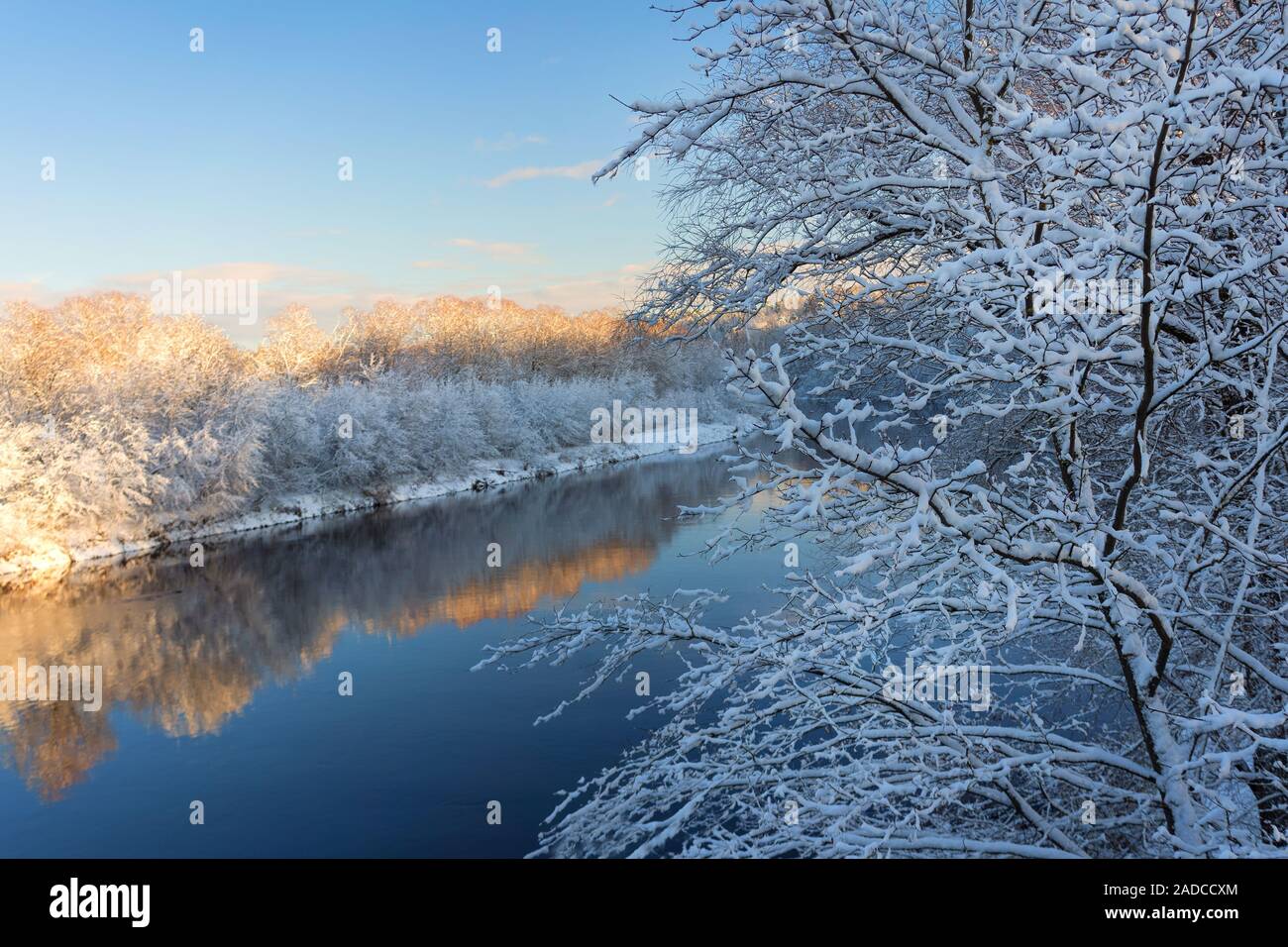 Il primo giorno di inverno con neve sul fiume Foto Stock