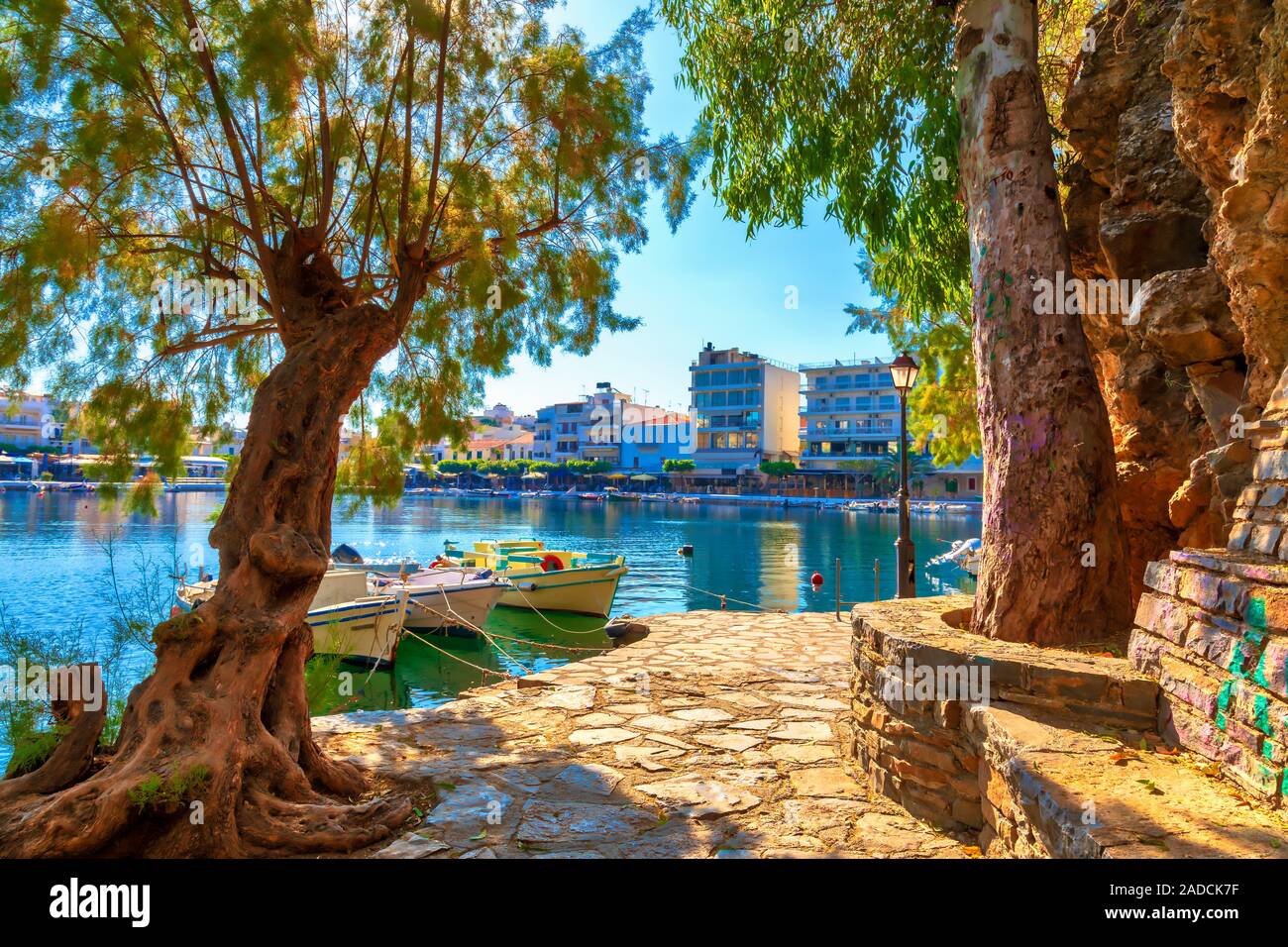 Barche da pesca sul lago di Voulismeni ad Agios Nikolaos, Creta, Grecia. Immagini Foto Stock