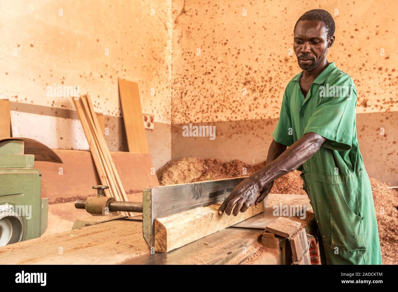 Il lavoro di falegnameria. La lavorazione del legno utensili utilizzati da  un falegname per produrre articoli in legno. Fotografato a Lacor, Gulu, in  Uganda Foto stock - Alamy