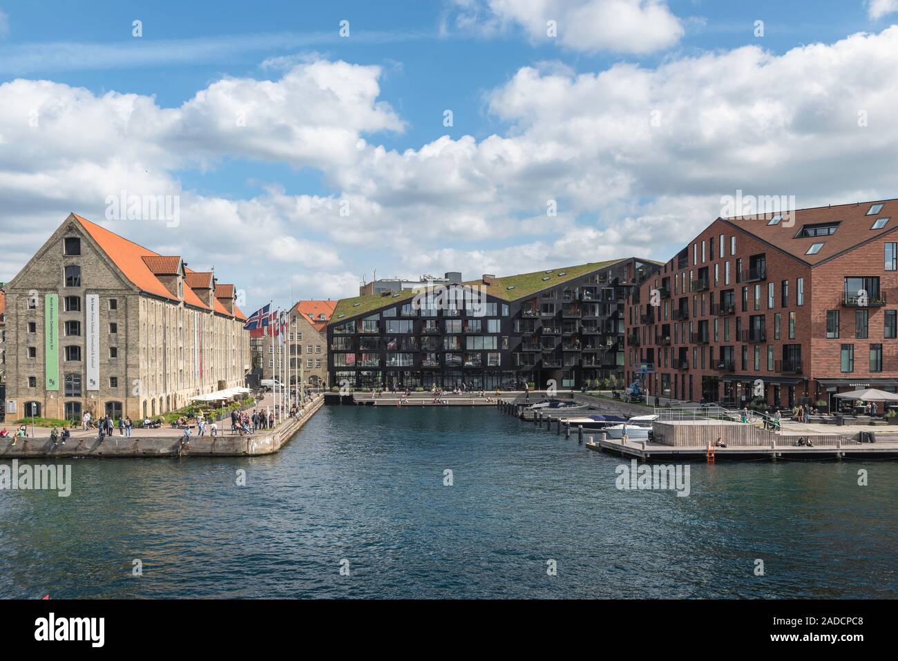 Architettura di Copenaghen, il contrasto di stili con il XIX secolo Nordatlantens Brygge (sinistra) e moderni Krøyers Plads (a destra), Christianshavn, Copenaghen. Foto Stock